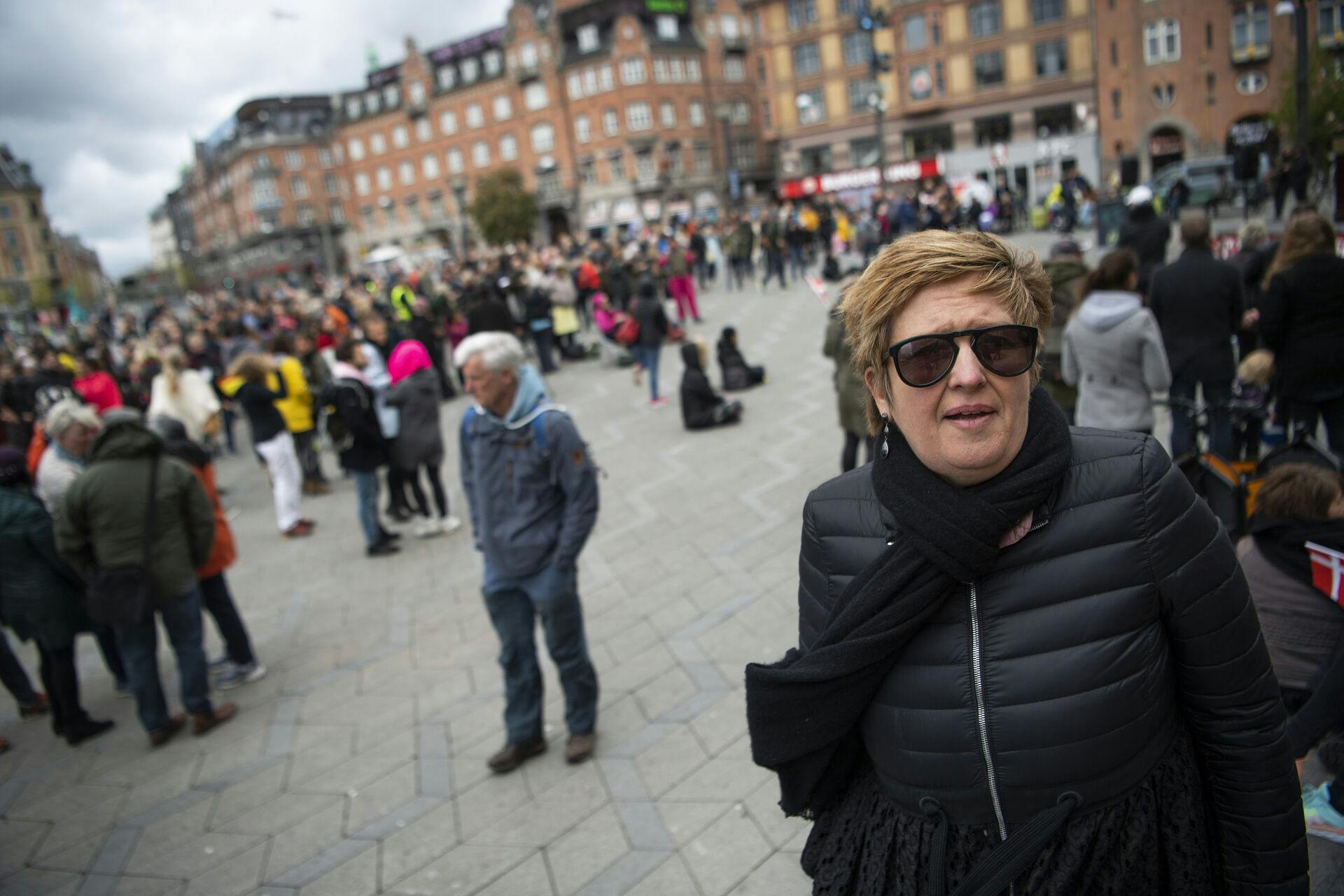 Her ses Vibeke Manniche til en demonstration på Rådhuspladsen i København, hvor konspirationsteoretikere og højrefløj mødtes for at kæmpe for frihed i coronakrise.