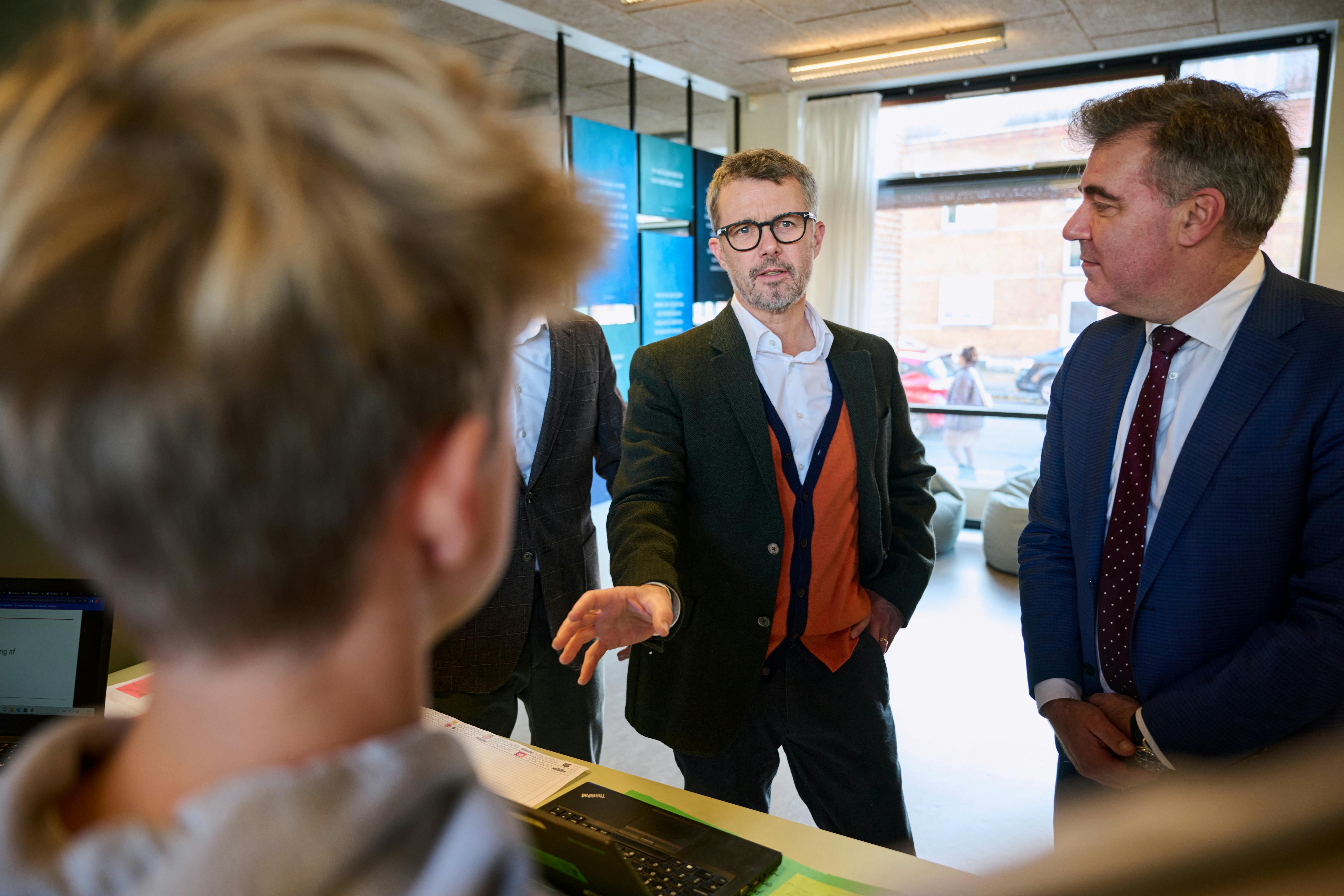 Kong Frederik på skolebesøg