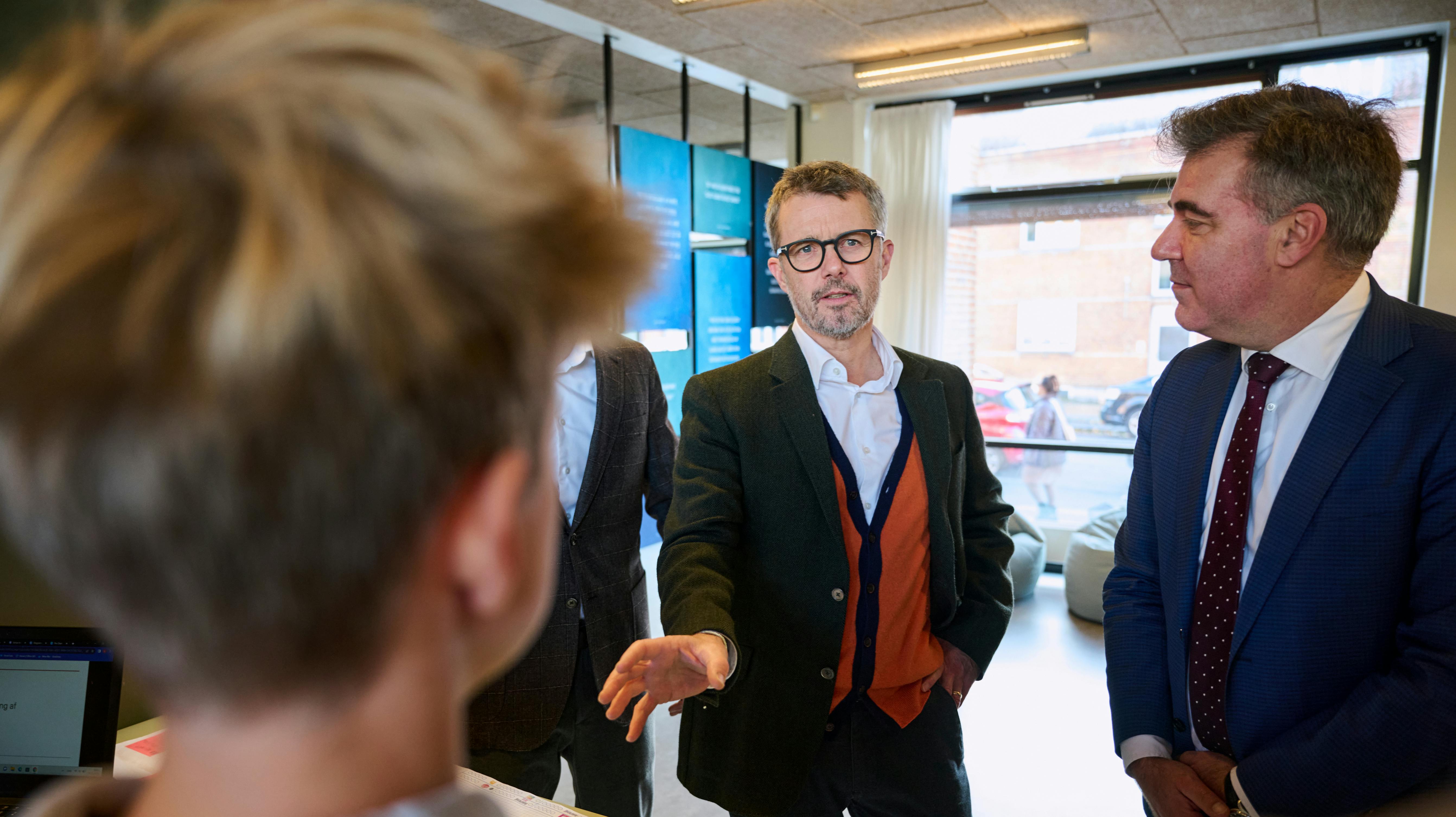 Kong Frederik på skolebesøg