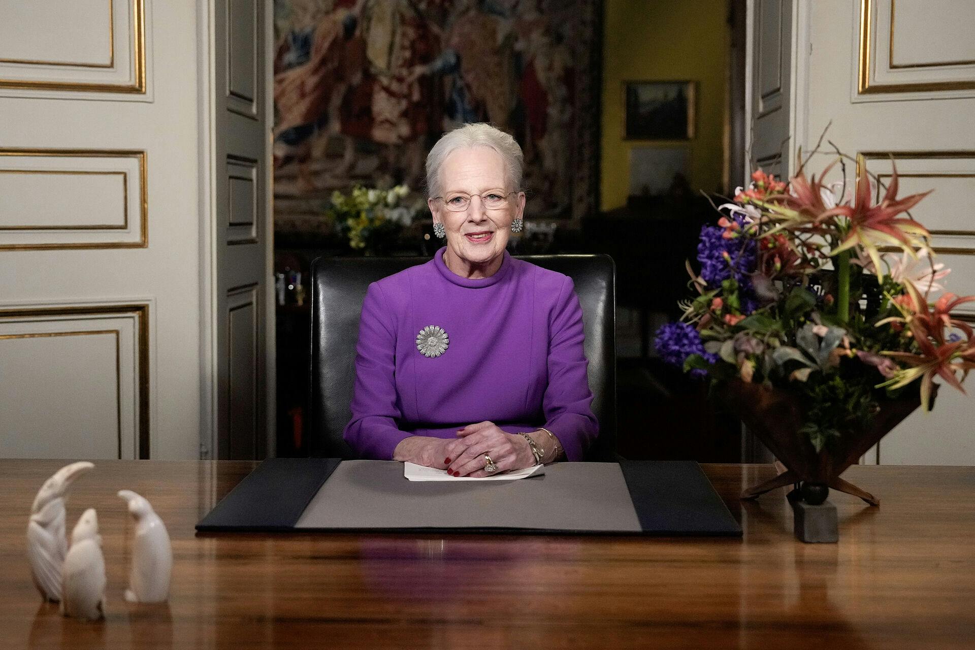 Dronning Margrethe bar et yderst særligt og elsket smykke, da hun nytårsaften 2023 gav sin historiske nytårstale fra Christian IXs Palæ på Amalienborg Slot.