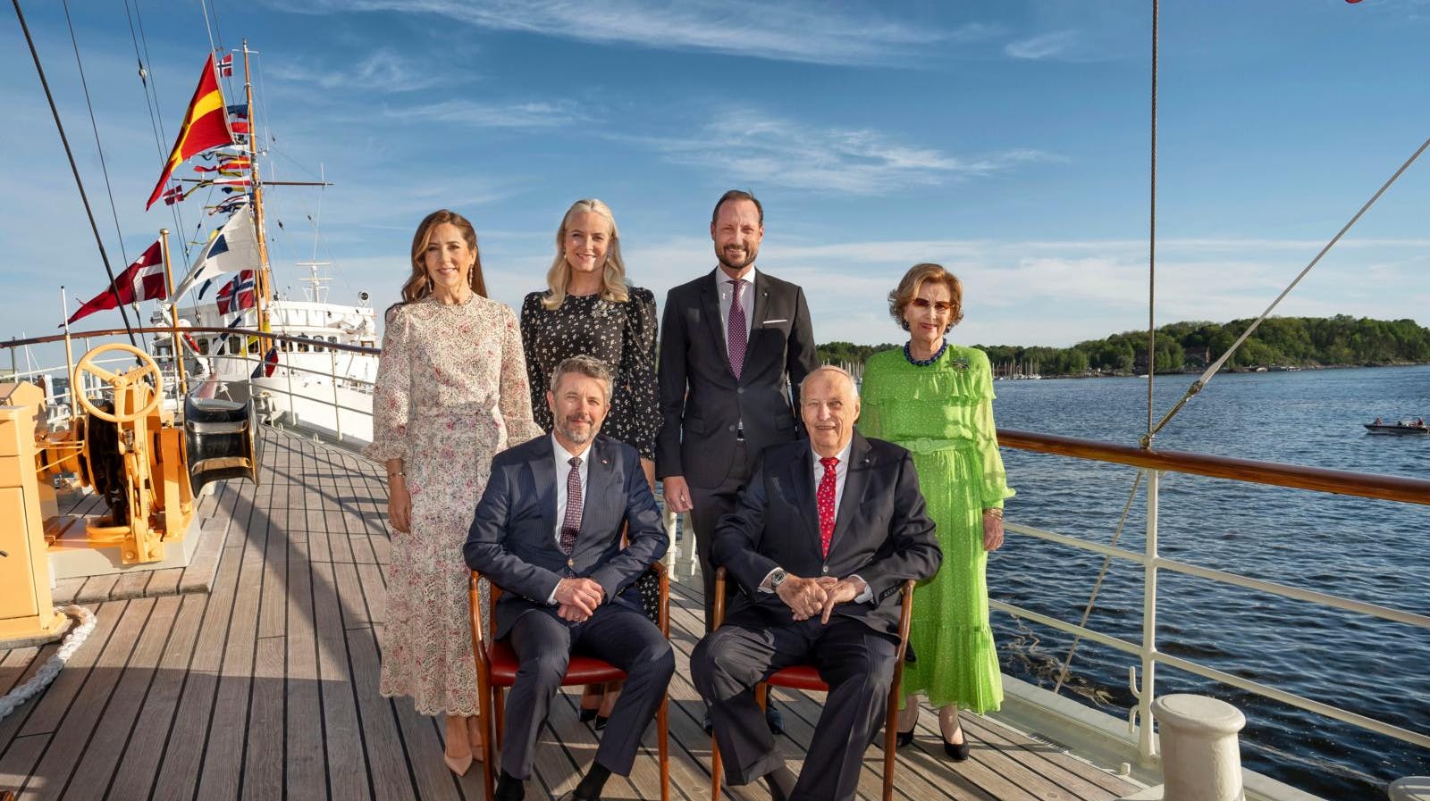 Kong Harald ses her sammen med den danske kongefamilie.