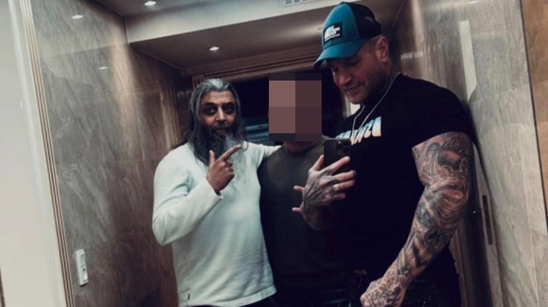 "Knepper din tvivl"-Fasar er blevet medlem af Hells Angels. På billedet ses han med det mangeårige medlem "Bokser Casper"´.