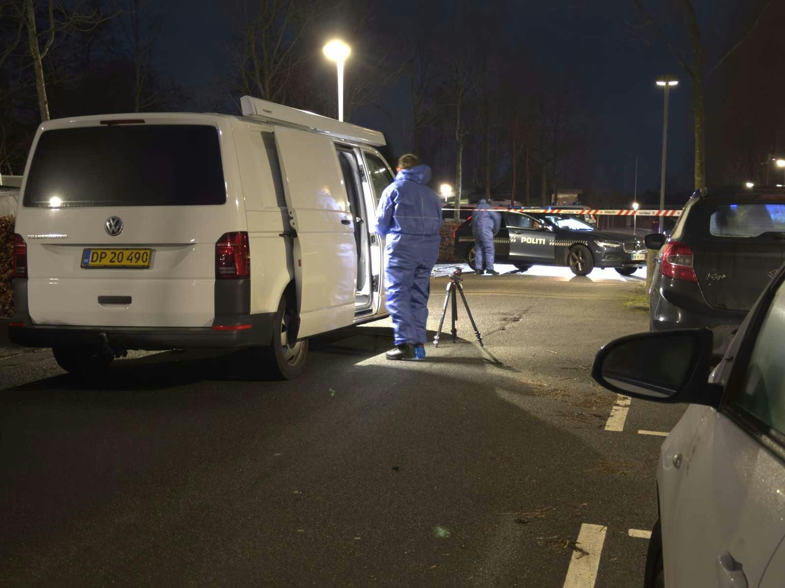 Politiet og deres teknikere arbejdede i adskillige timer på gerningsstedet ved Reginehøjvej.