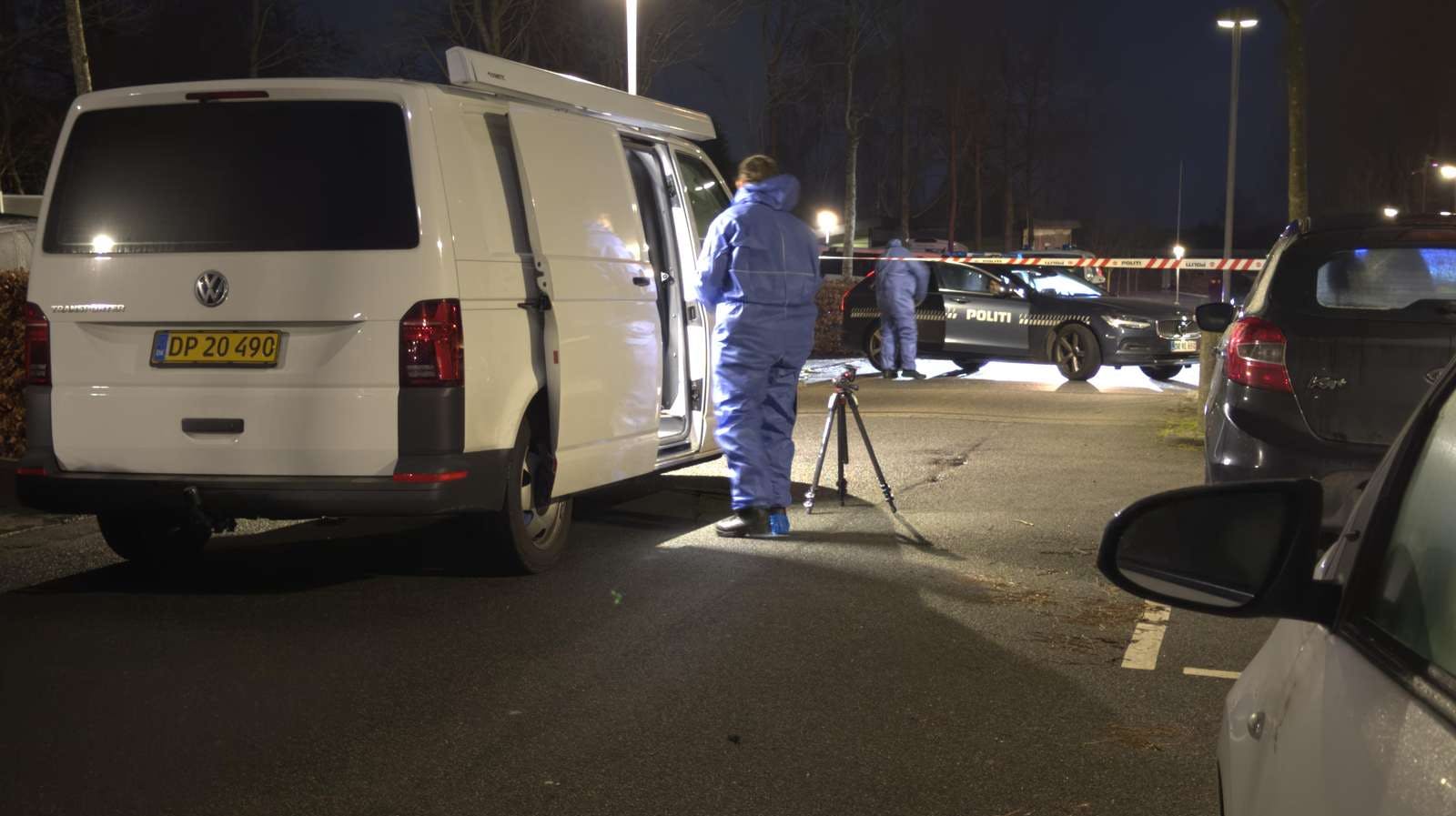 Politiet og deres teknikere arbejdede i adskillige timer på gerningsstedet ved Reginehøjvej.