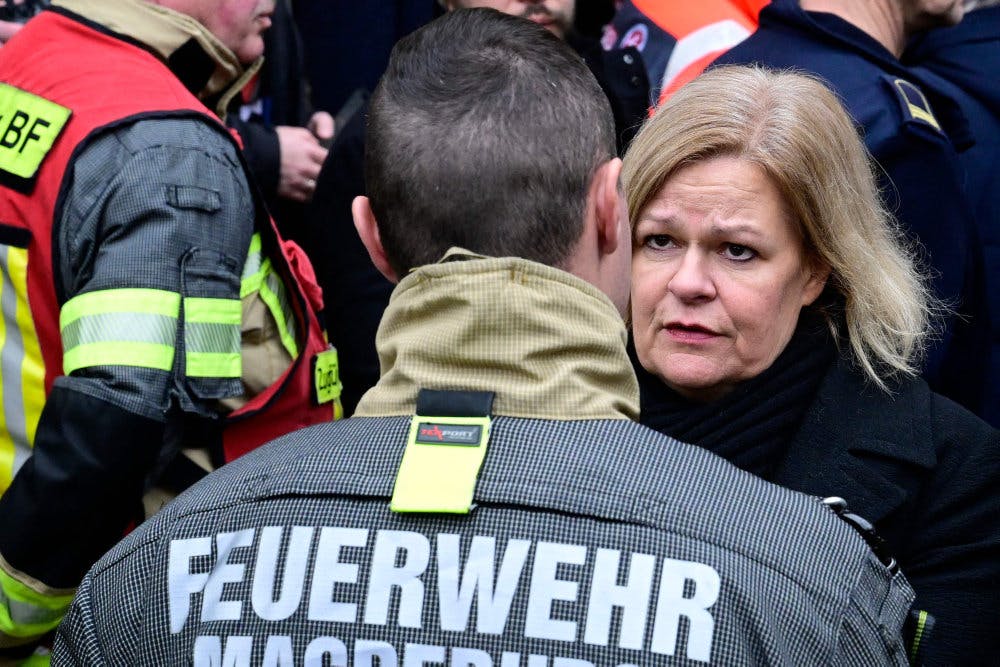 Tysklands indenrigsminister, Nancy Faeser, er lørdag ligesom flere andre tyske politikere på besøg i Magdeburg efter et formodet angreb på et julemarked i byen. Her takker hun en brandmand for indsatsen.&nbsp;&nbsp;