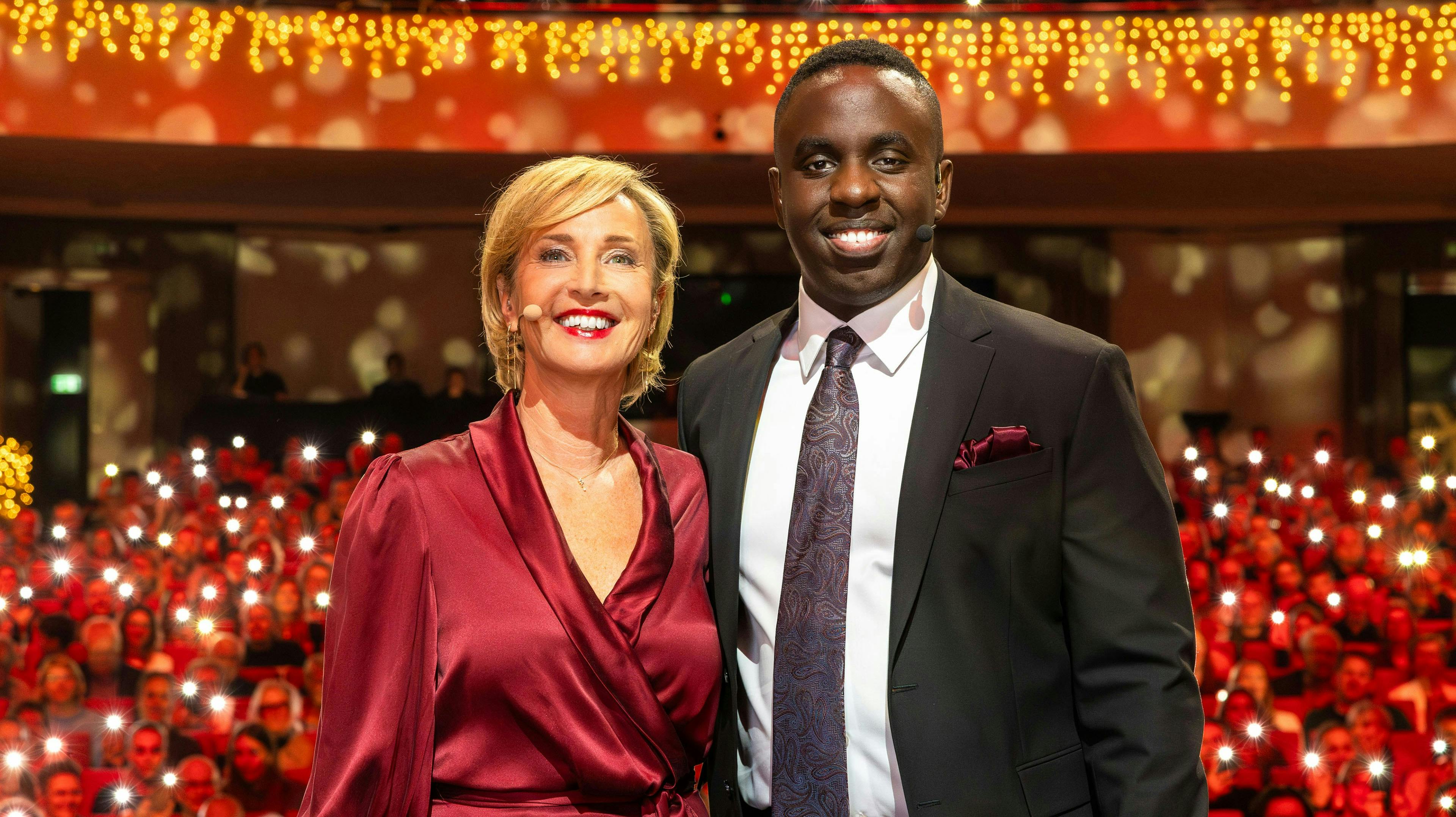 I år er det Natasja Crone og Melvin Kakaooza, der er værter på "Alletiders Juleshow". 