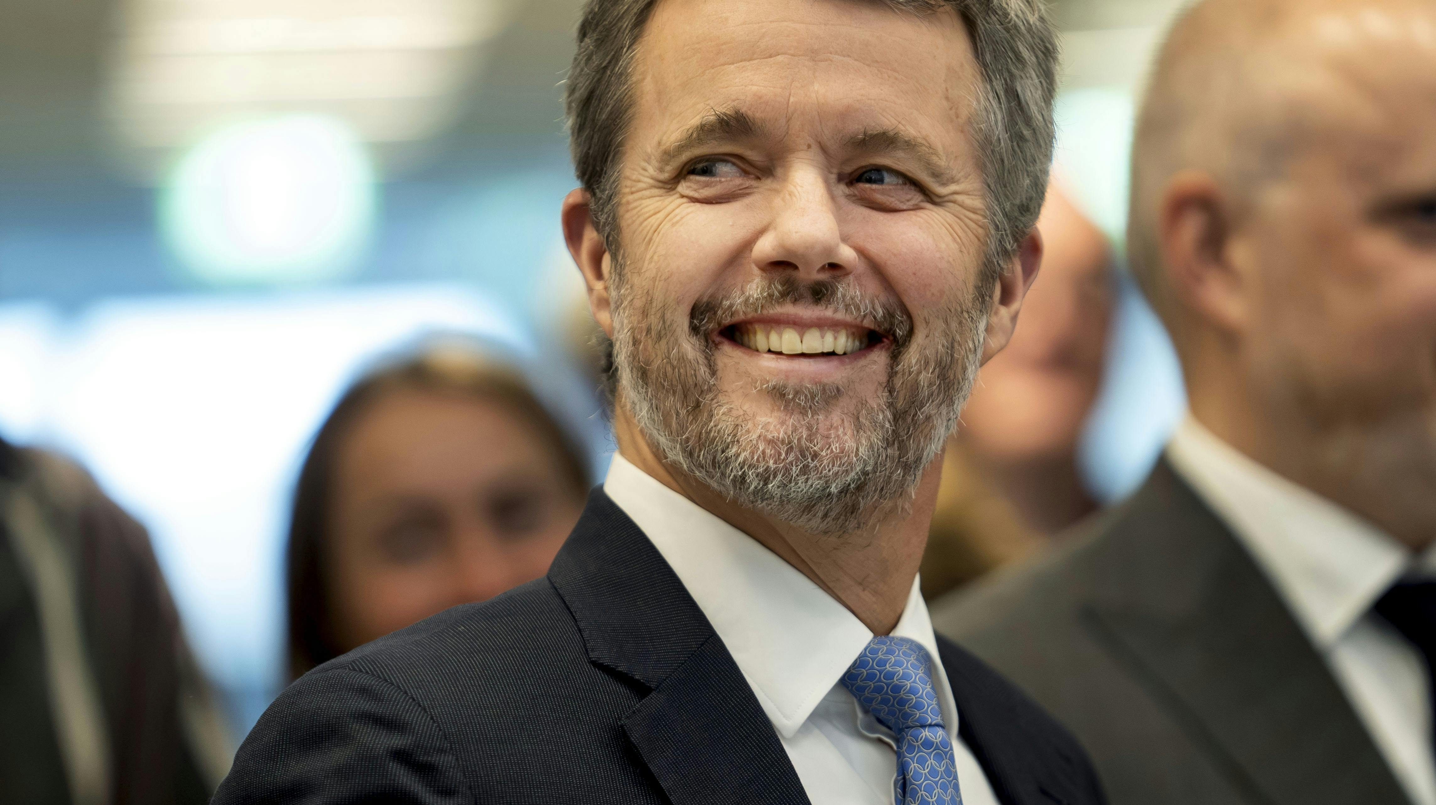 Kong Frederik har i den fjerde søndag i advent prøvet at teste tålmodigheden ved at flette et julehjerte. Resultatet blev alt andet end perfekt, men det hyldes han nu for at vise frem alligevel.