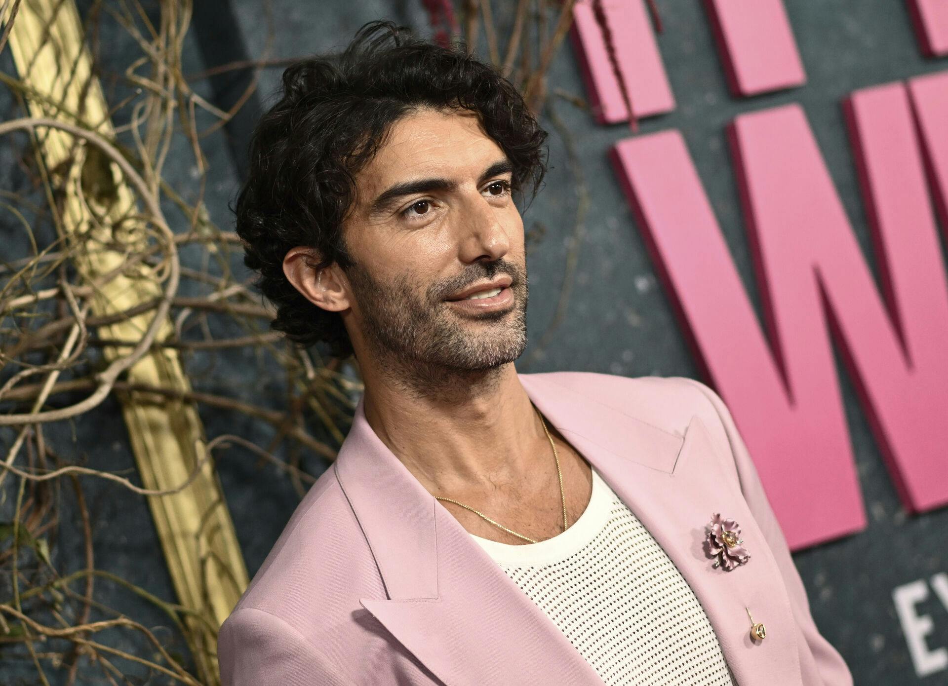 Justin Baldoni til premieren på "It Ends With Us" tidligere på året, hvor Blake Lively også deltog. De to filmstjerner poserede dog ikke på den røde løber side om side.