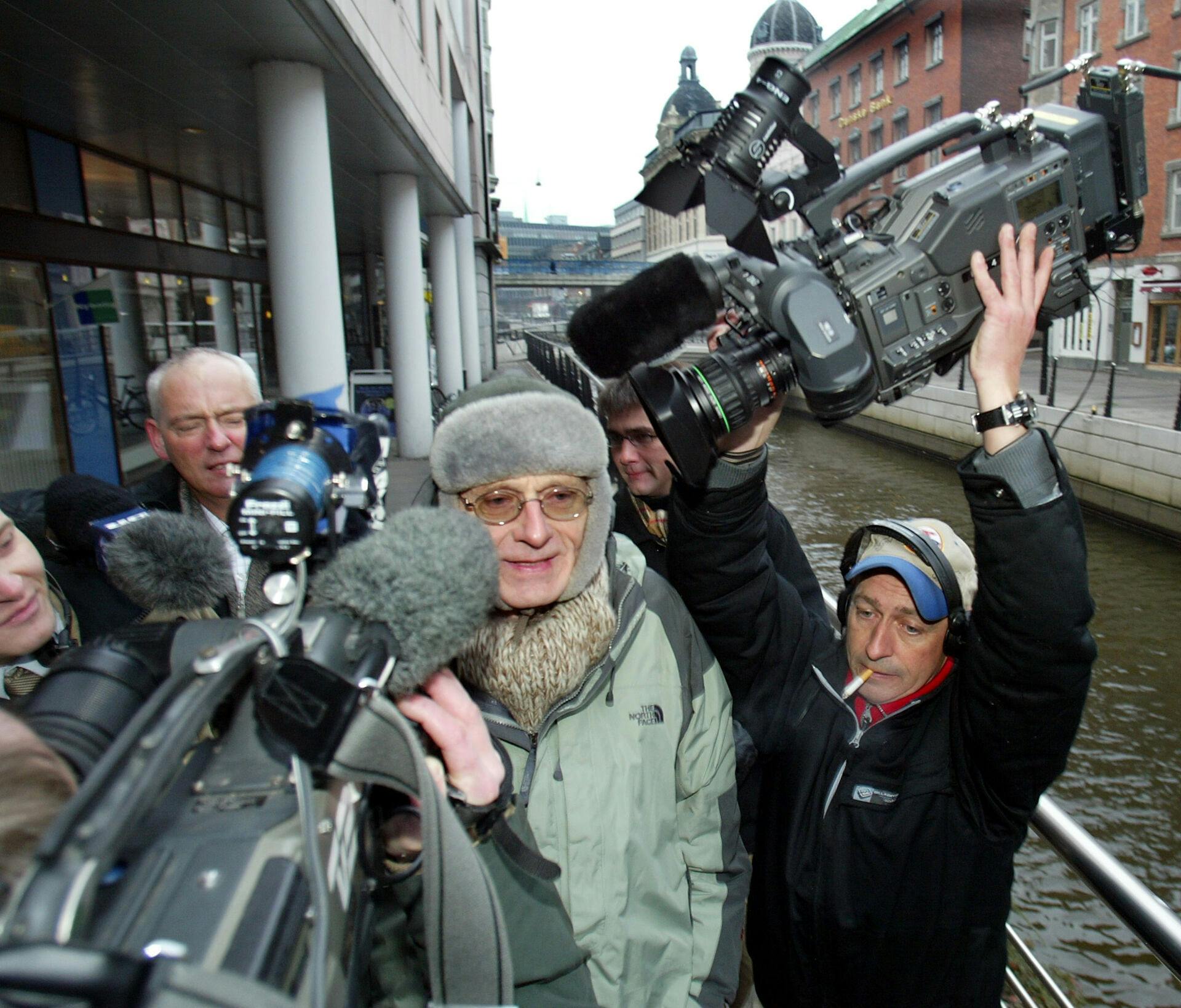 Her ses Tvind-lederen Mogens Amdi Pedersen i 2003 på vej til retten.