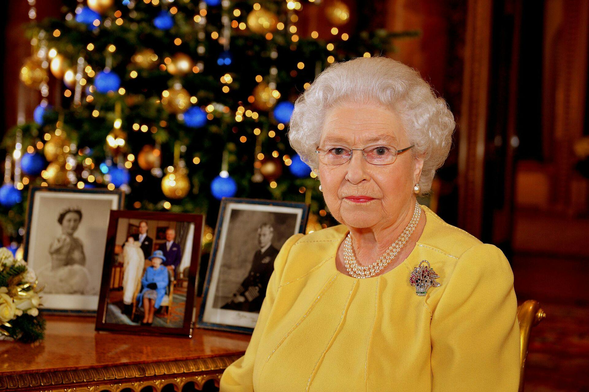 Det er sådan, at talen normalt når det britiske folk. Som her hvor nu afdøde dronning Elizabeth II taler til folket fra det blå rum på Buckingham Palace.