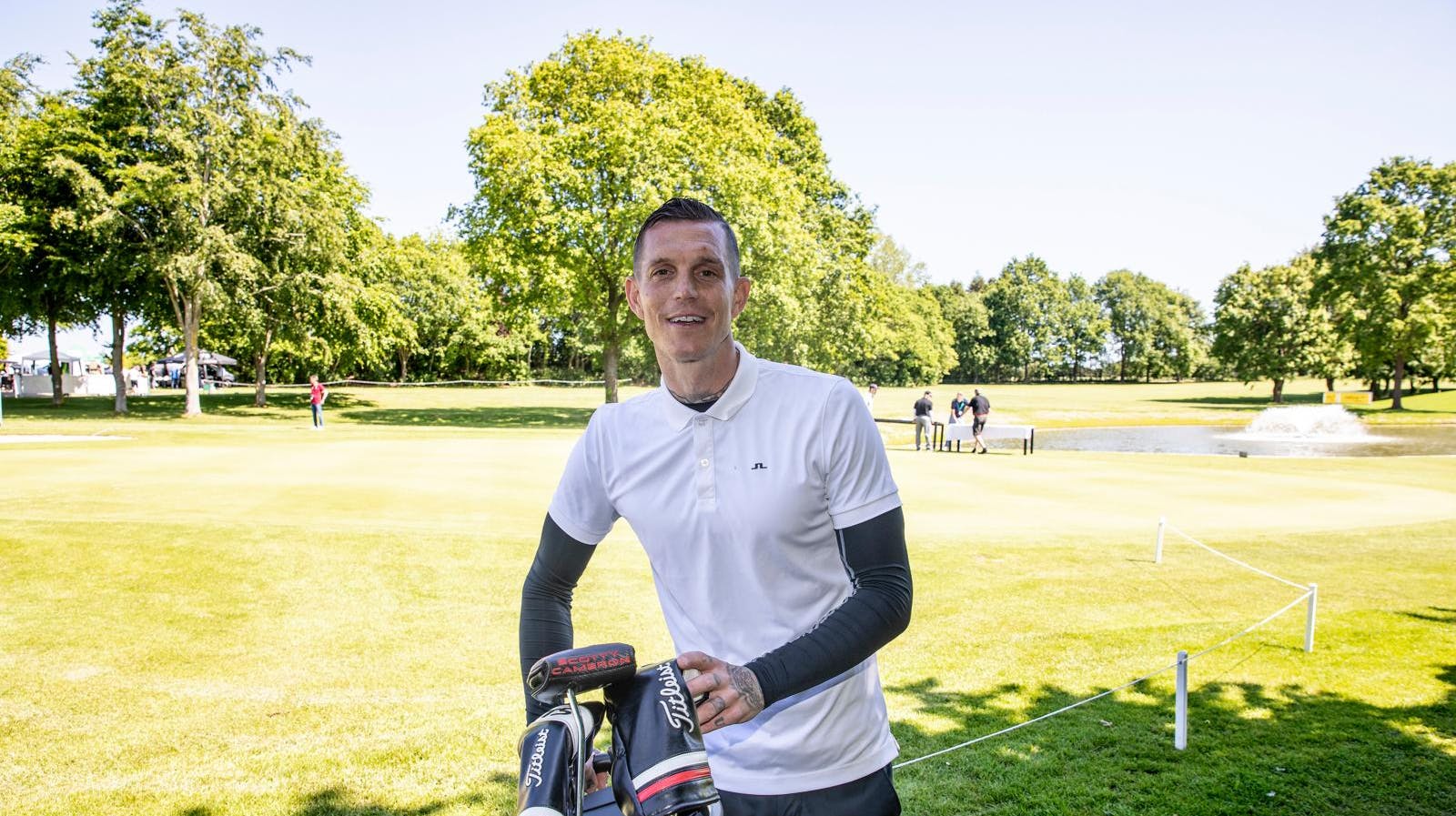 – Jeg skal bare af med ting. Jeg gider ikke alle de problemer. Jeg vil prøve at se, om jeg kan leve et simpelt liv, siger Daniel Agger, som er flyttet fra hustruen Sofie Agger.