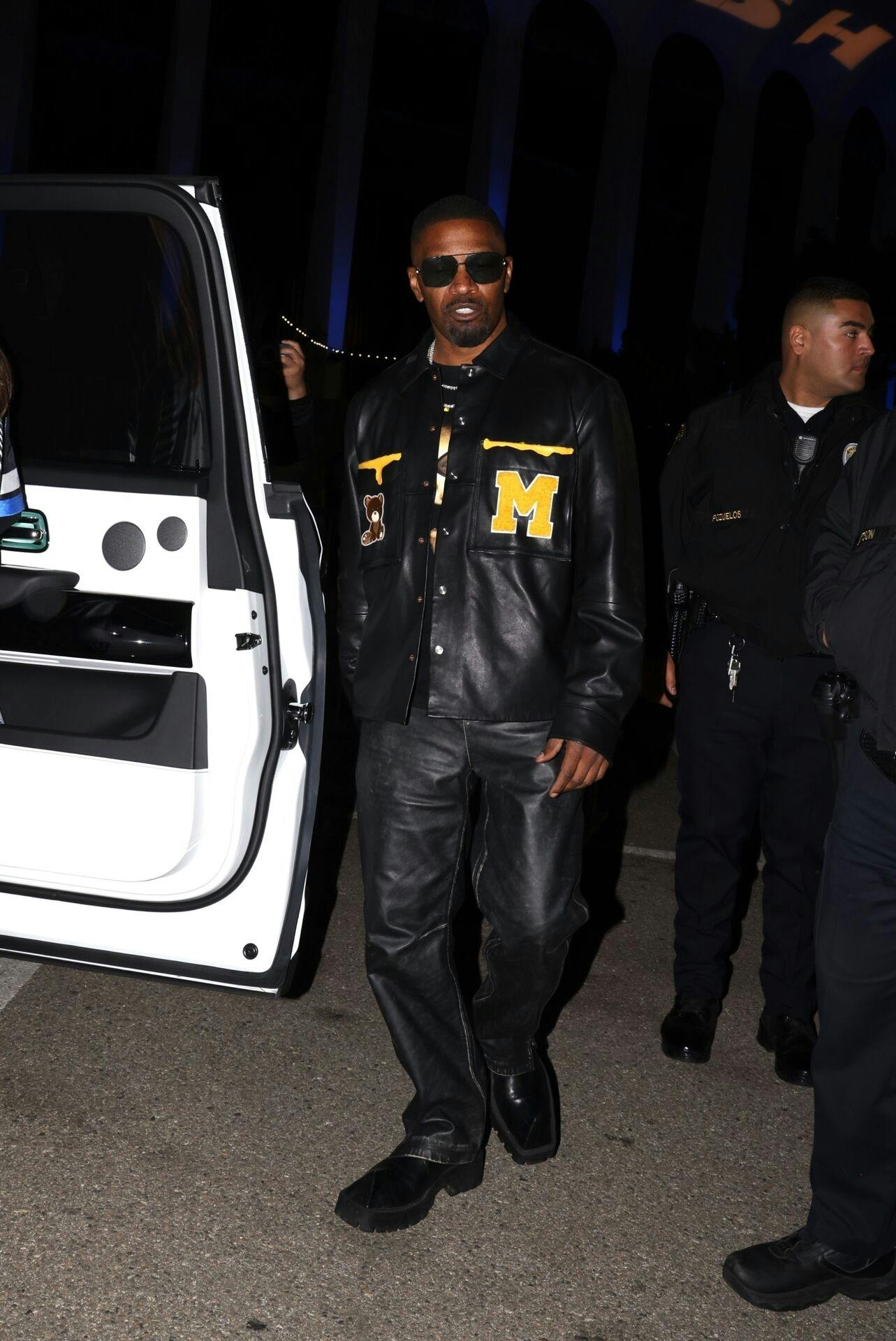 Jamie Foxx mødte op i et "all black-outfit" til Billie Eilish koncerten i weekenden.
