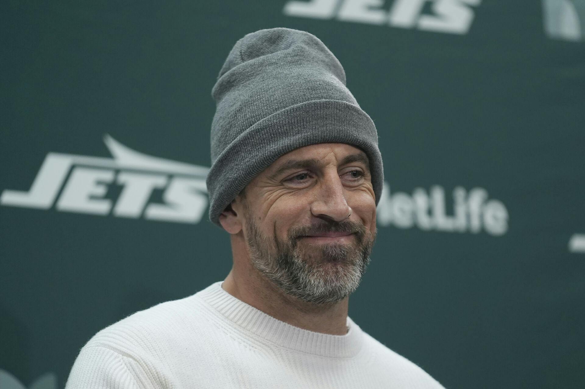 New York Jets-stjernen Aaron Rodgers er ikke længere fri på markedet. I et liveafsnit af "The Pat McAfee Show" afslører NFL-legenden, at han har fået en kæreste.