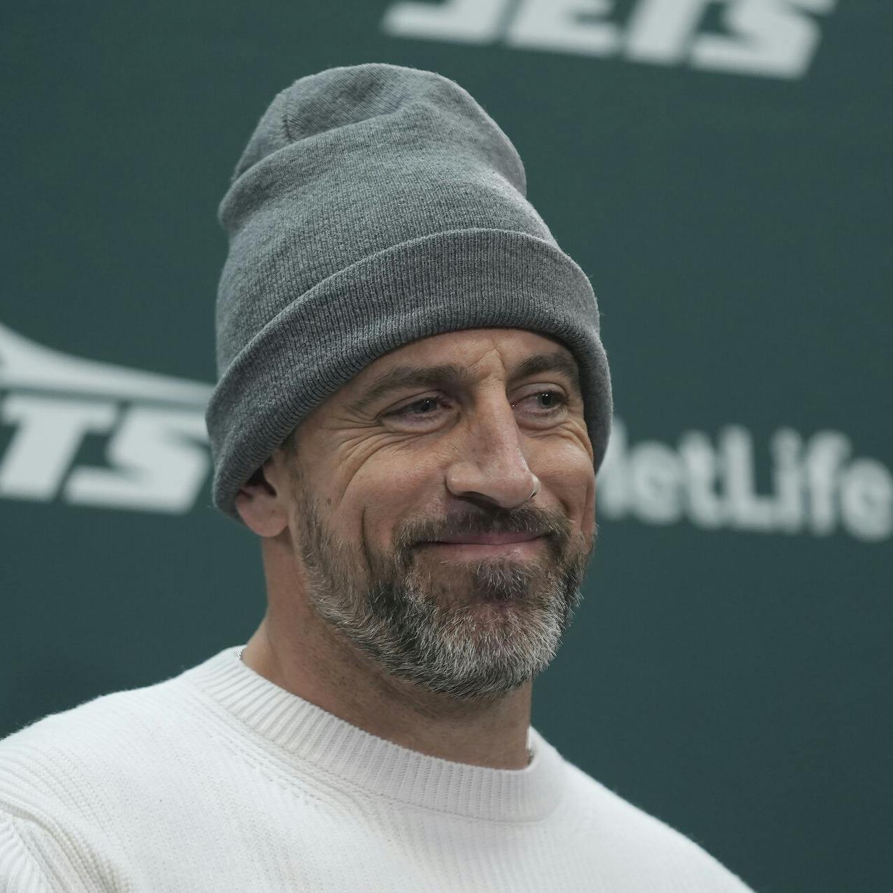 New York Jets-stjernen Aaron Rodgers er ikke længere fri på markedet. I et liveafsnit af "The Pat McAfee Show" afslører NFL-legenden, at han har fået en kæreste.