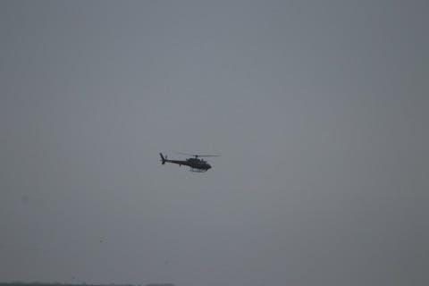 Her ses helikopteren, der er blevet sendt i luften.