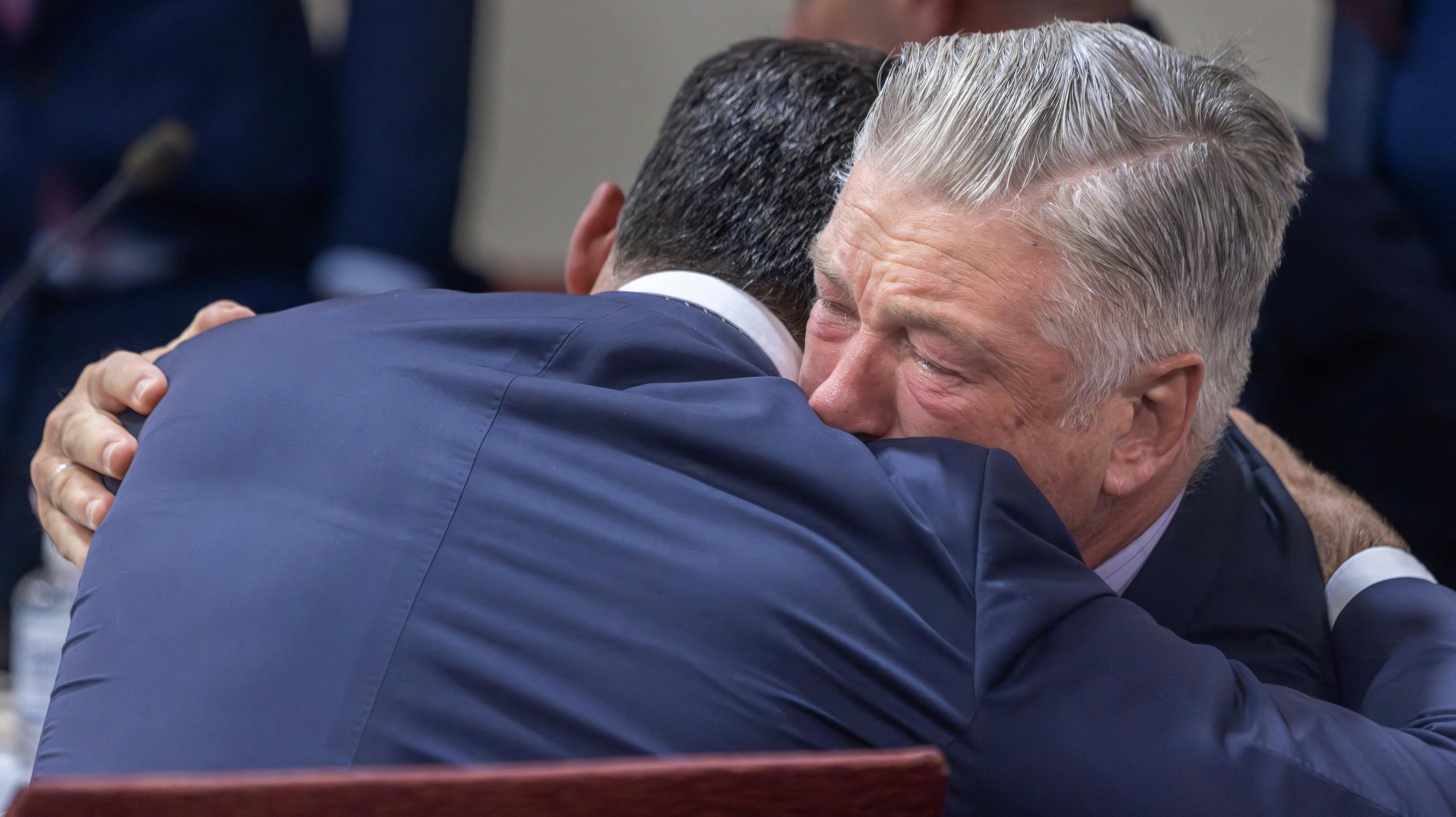 Alec Baldwin var tydeligt påvirket, da en dommer tidligere på året afviste sagen imod den kendte skuespiller. Og nu er sagen definitivt afsluttet, efter anklageren har opgivet at forfølge den yderligere.
