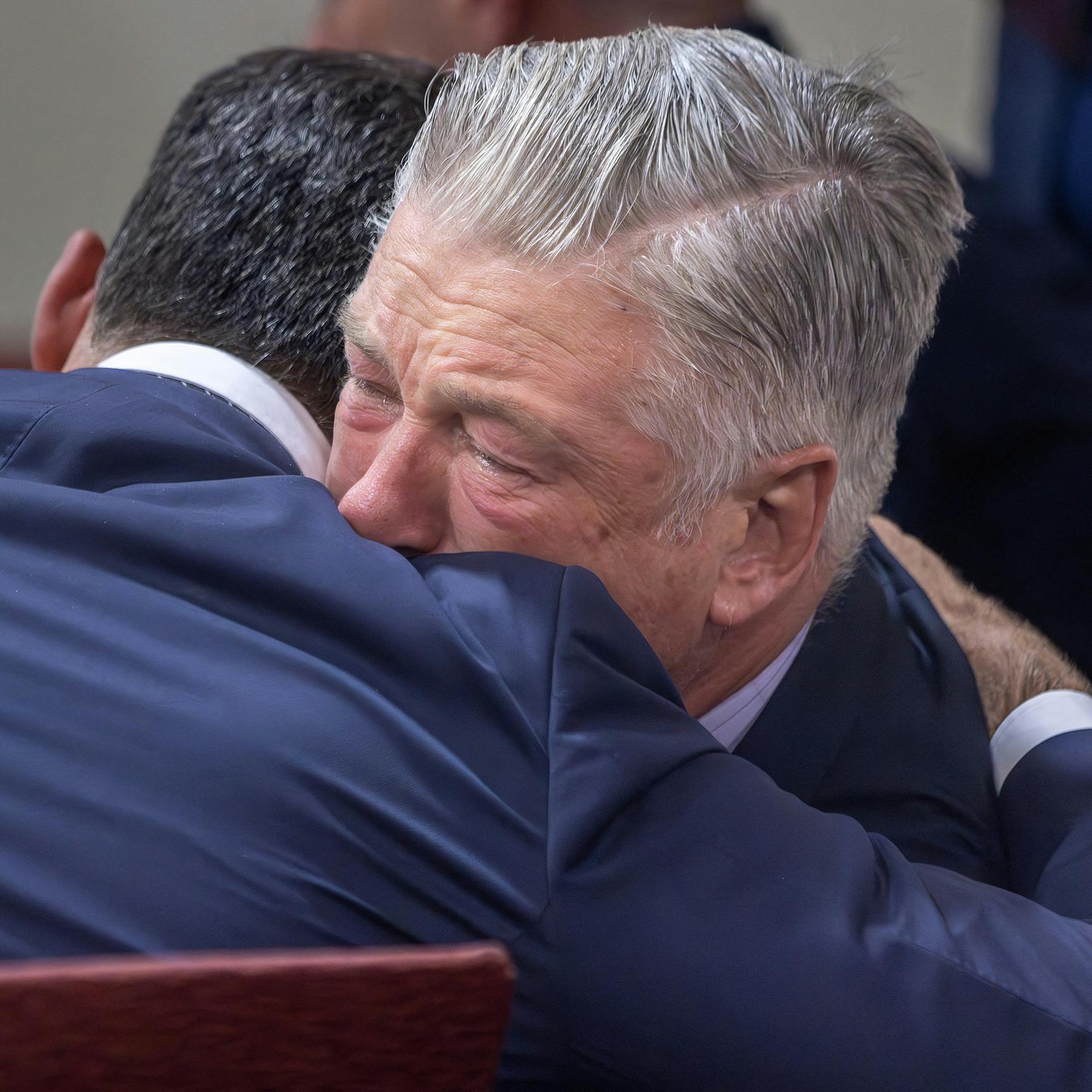 Alec Baldwin var tydeligt påvirket, da en dommer tidligere på året afviste sagen imod den kendte skuespiller. Og nu er sagen definitivt afsluttet, efter anklageren har opgivet at forfølge den yderligere.