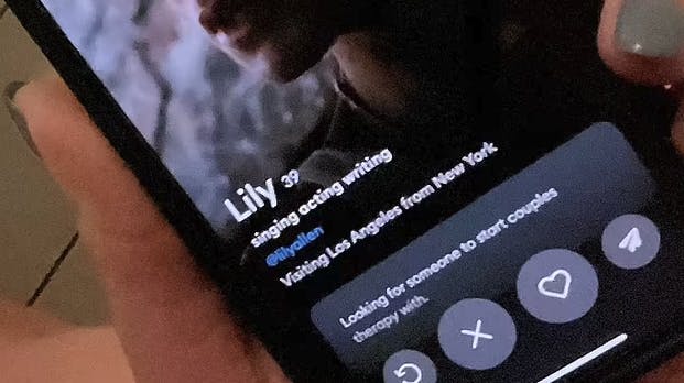 Datingprofilen her kan være det afgørende bevis på, at parret er fortid, mener det britiske medie.