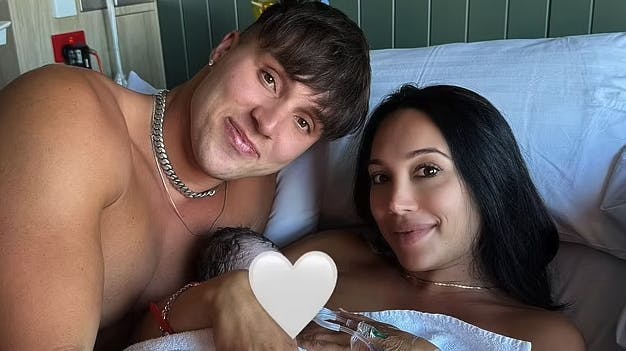 Sådan ser den lille familie ud, efter datteren kom til verden.