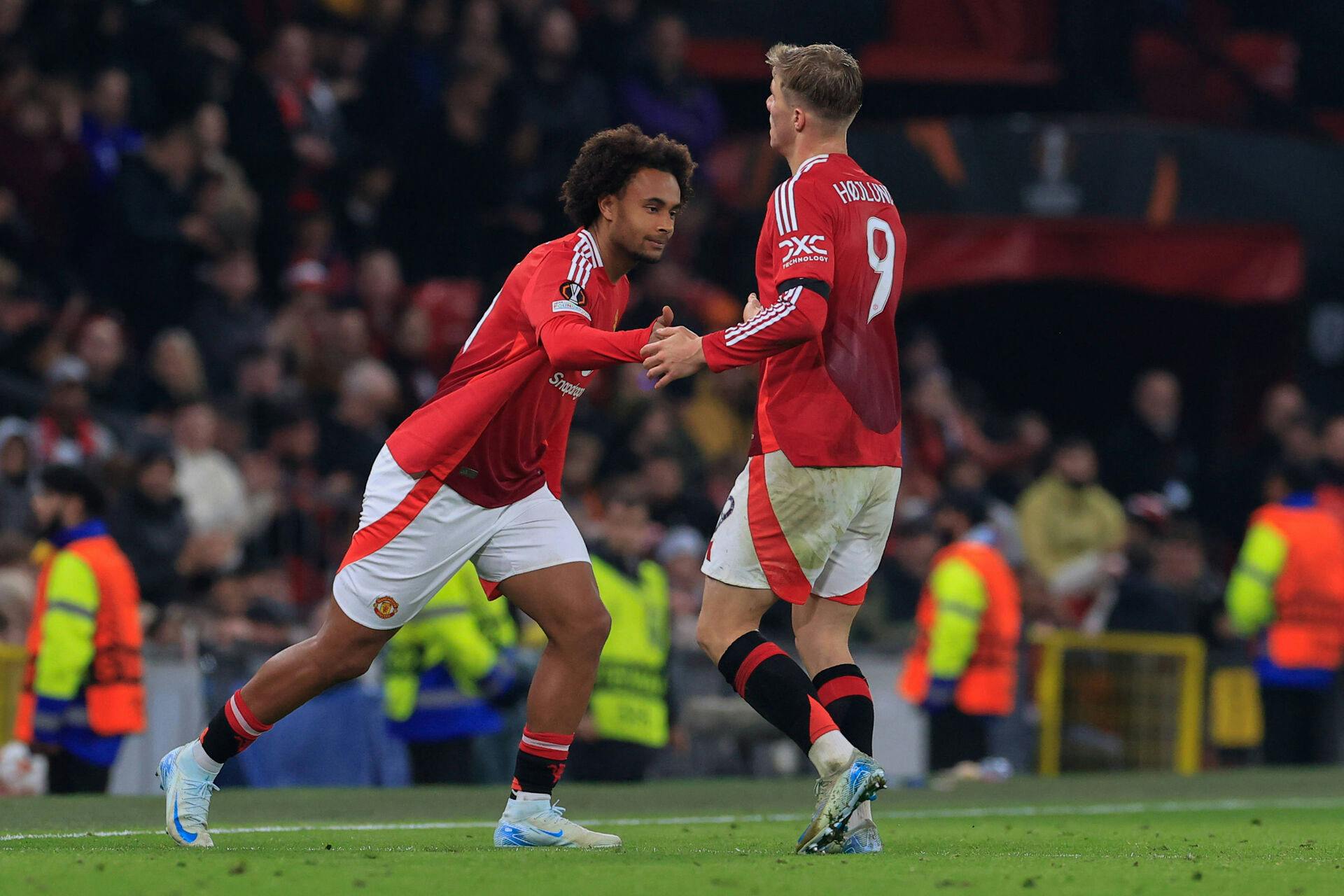 Joshua Zirkzee (tv.) og Rasmus Højlund er holdkammerater i Manchester United.