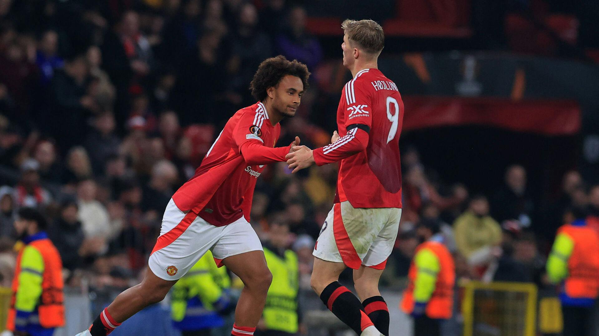 Joshua Zirkzee (tv.) og Rasmus Højlund er holdkammerater i Manchester United.