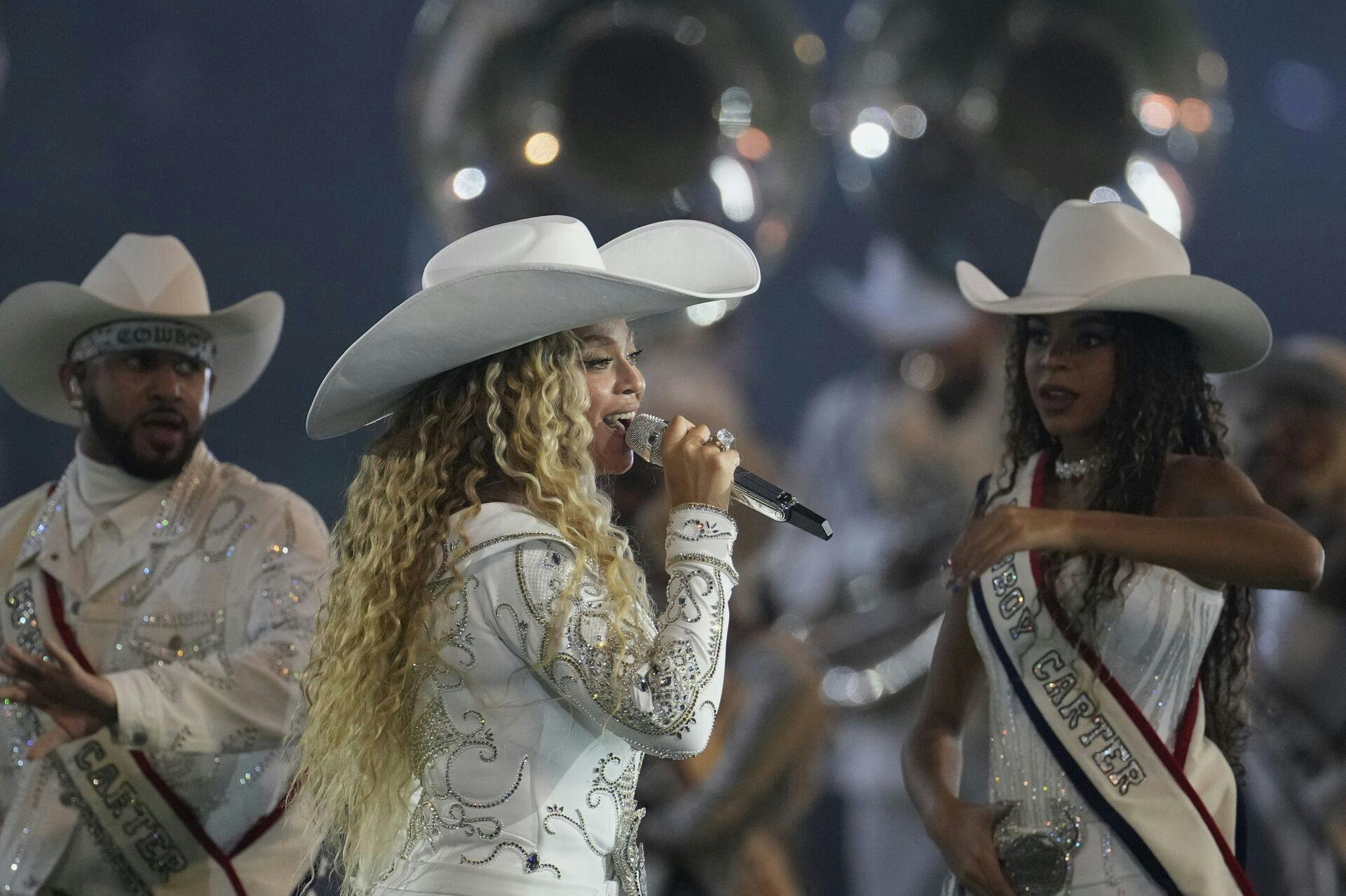 Beyoncé optrådte onsdag sammen med sin datter Blue Ivy (.t.h).