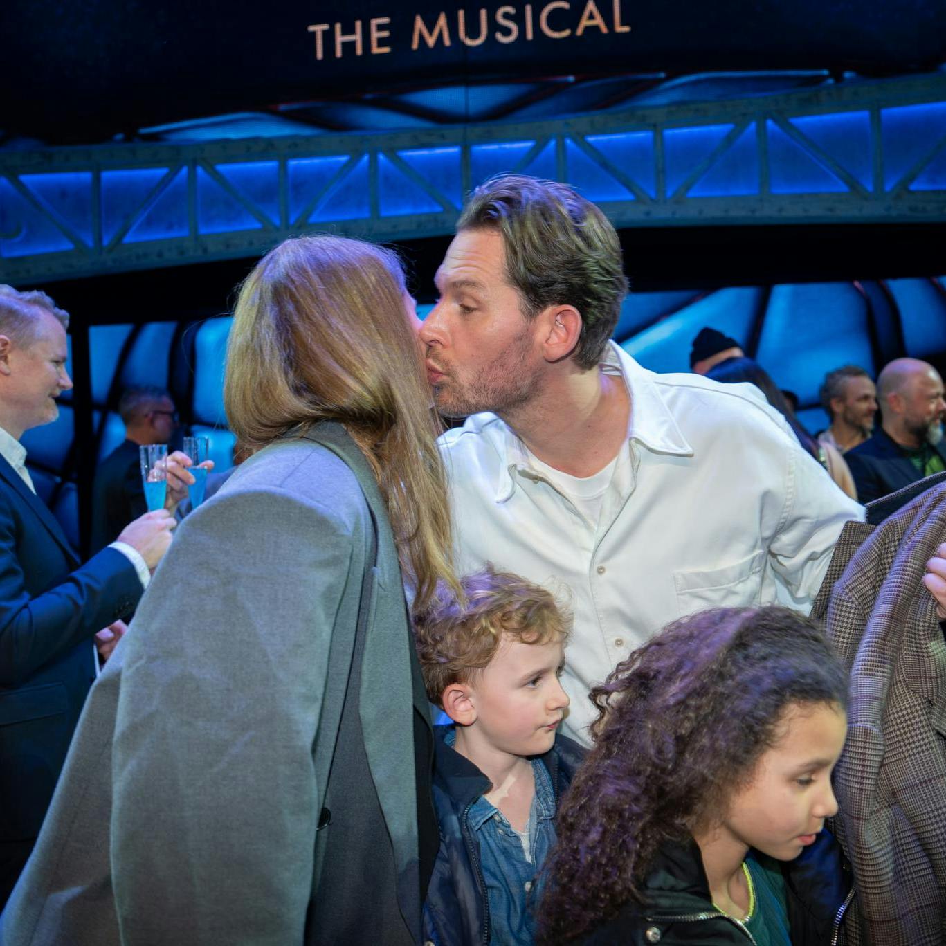 Julie Teglhus kommer til at vente lidt endnu, før hun kan kalde sig Seebach til efternavn. Men kendisparret har da også rigeligt at tage sig af sammen - for udover sønnerne Holger og Helmut fik de tidligere i år en datter, Fernanda.