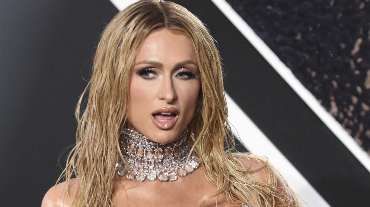 Paris Hilton valgte at ønske sine følgere en glædelig jul ved at dele video og billeder af hende selv stort set uden tøj på.