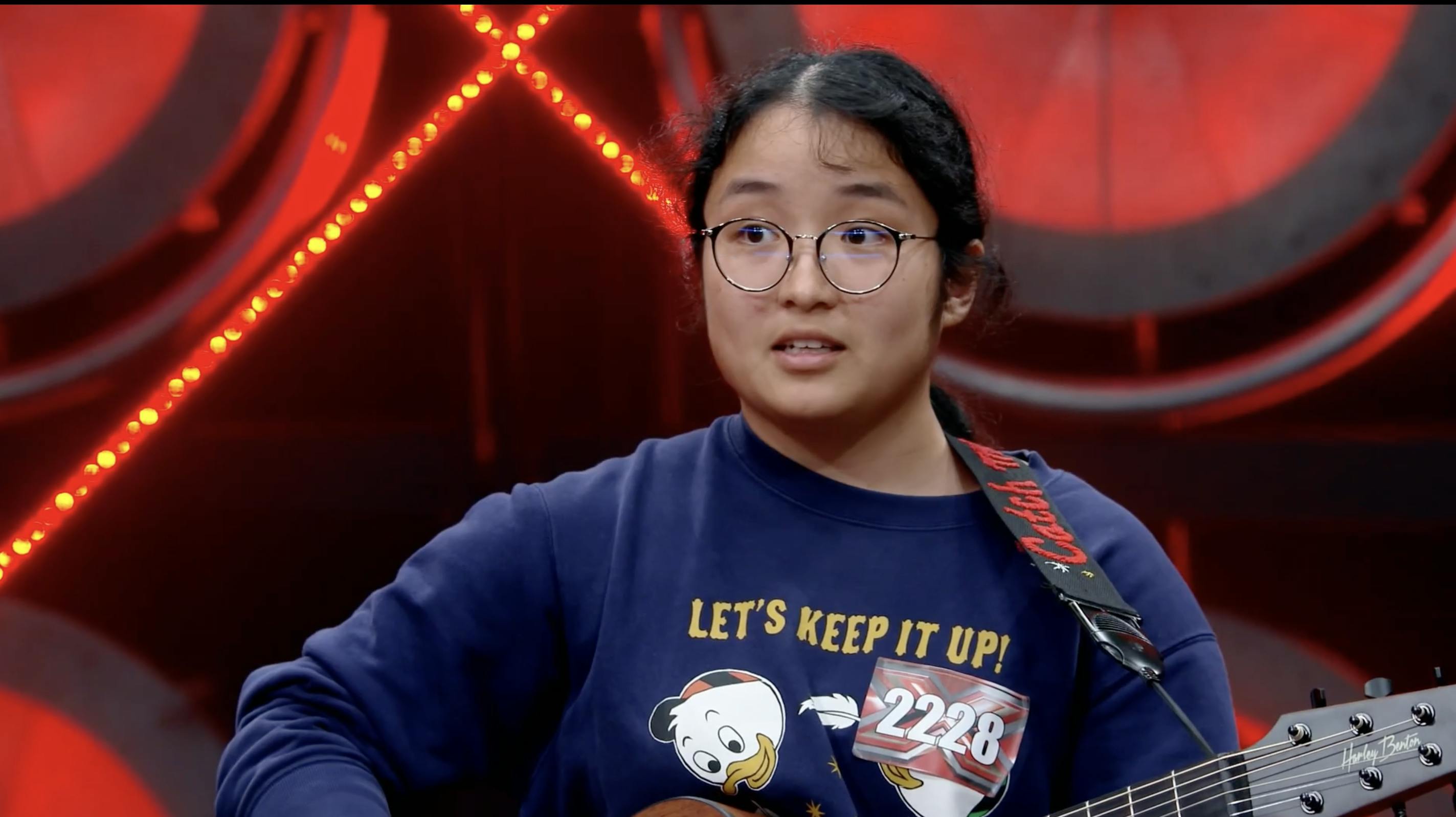 Leslie Nguyen rører dommerne med sin audition i aftenens program.