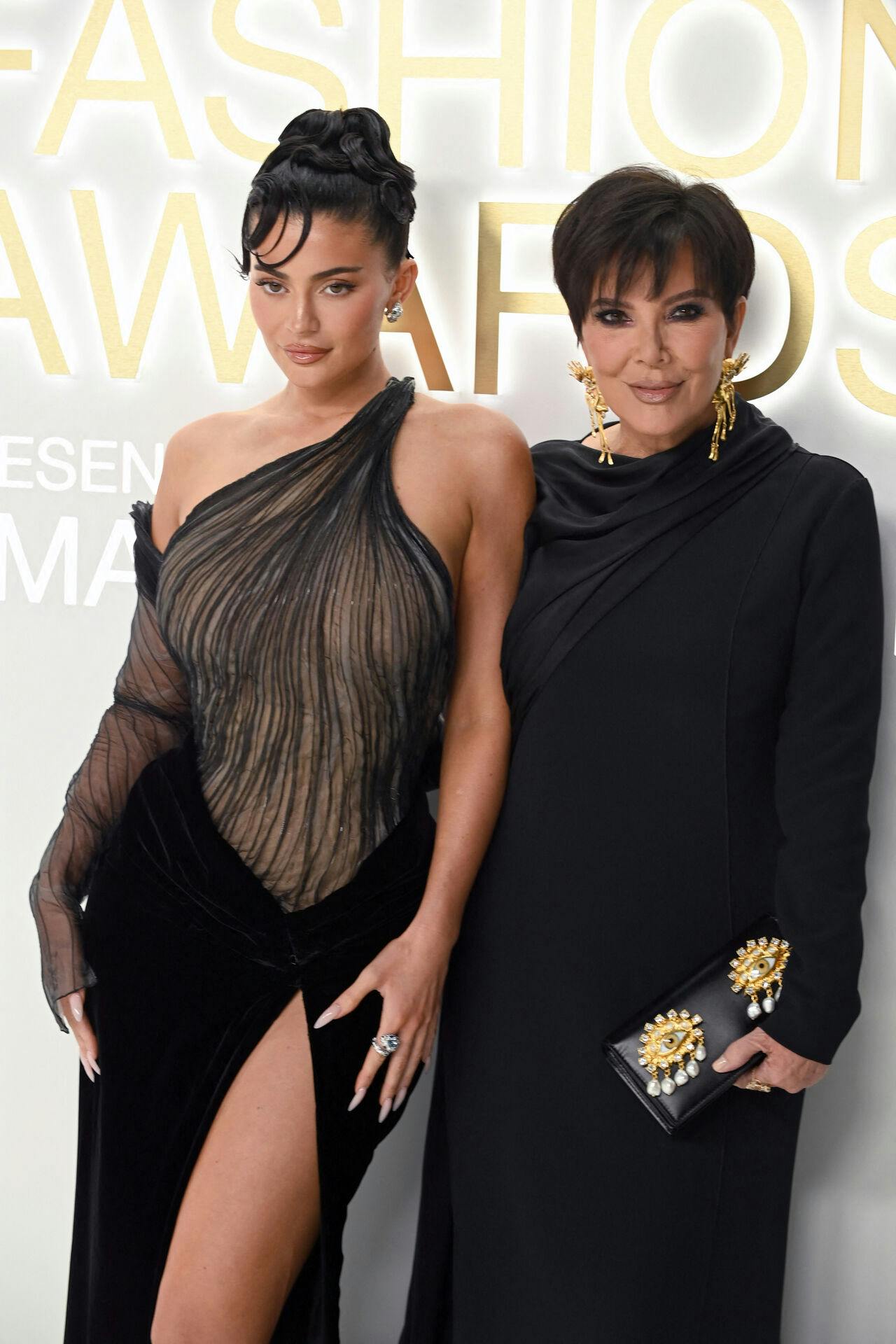 Kris Jenner (th.) har fået en helt særlig julegave af datteren Kylie Jenner (tv.)