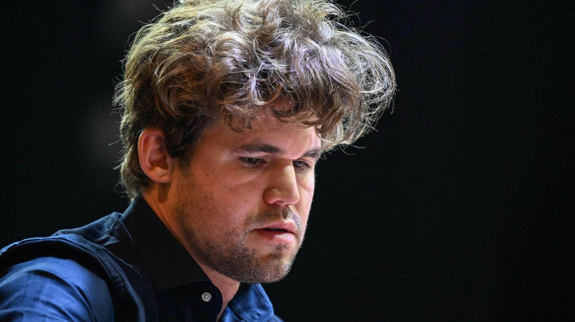 Magnus Carlsen ville ikke finde sig i at få en bøde for at have det forkerte tøj på.