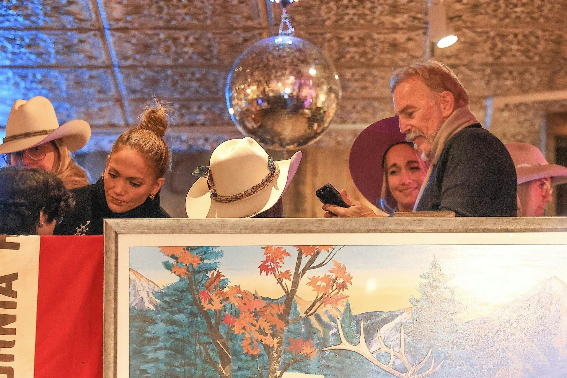 Jennifer Lopez og Kevin Costner spottet sammen i Aspen.