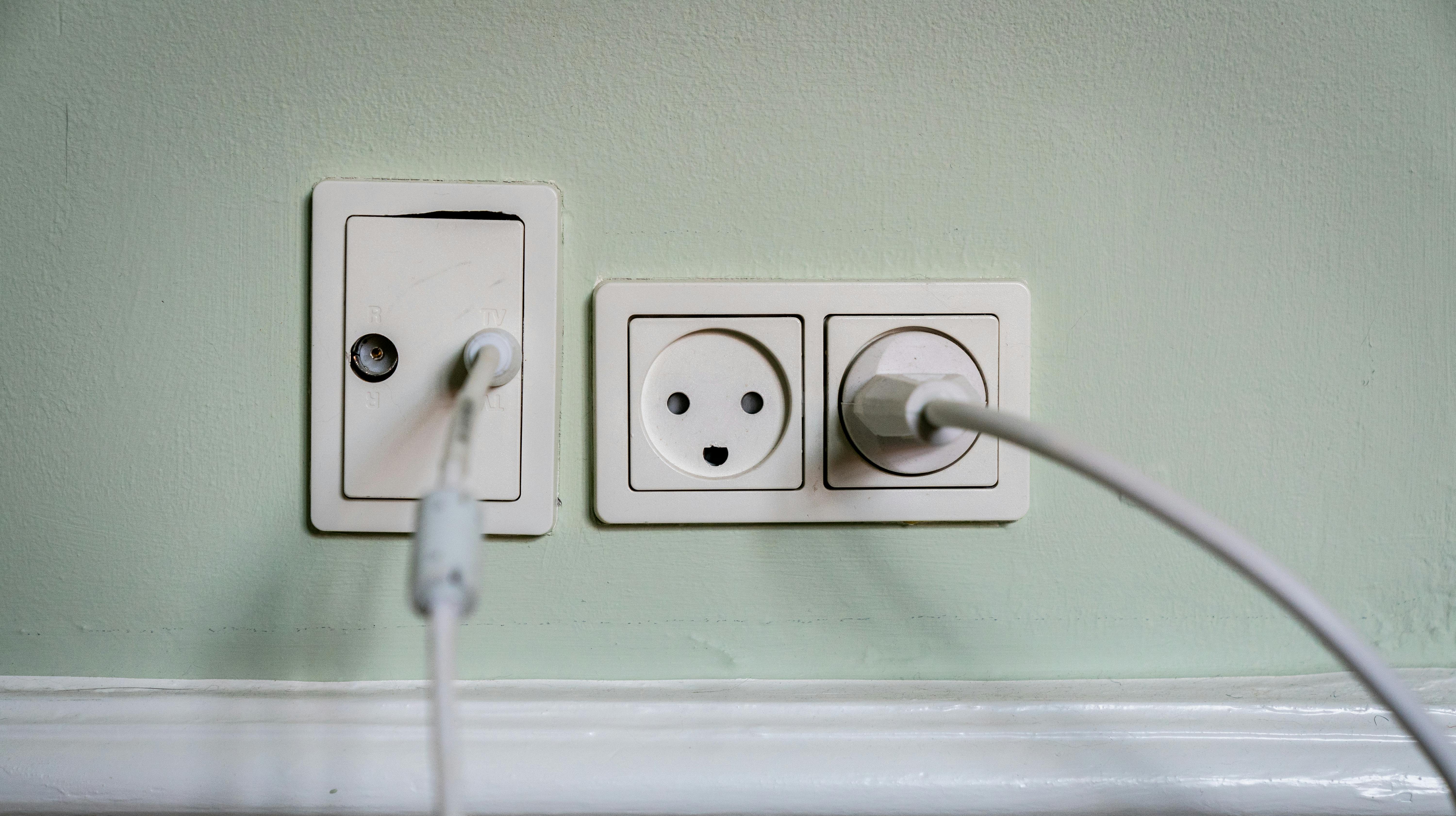 Stikkontakt med ledninger i lejlighed i København tirsdag den 6. september 2022.. (Foto: Ida Marie Odgaard/Ritzau Scanpix)