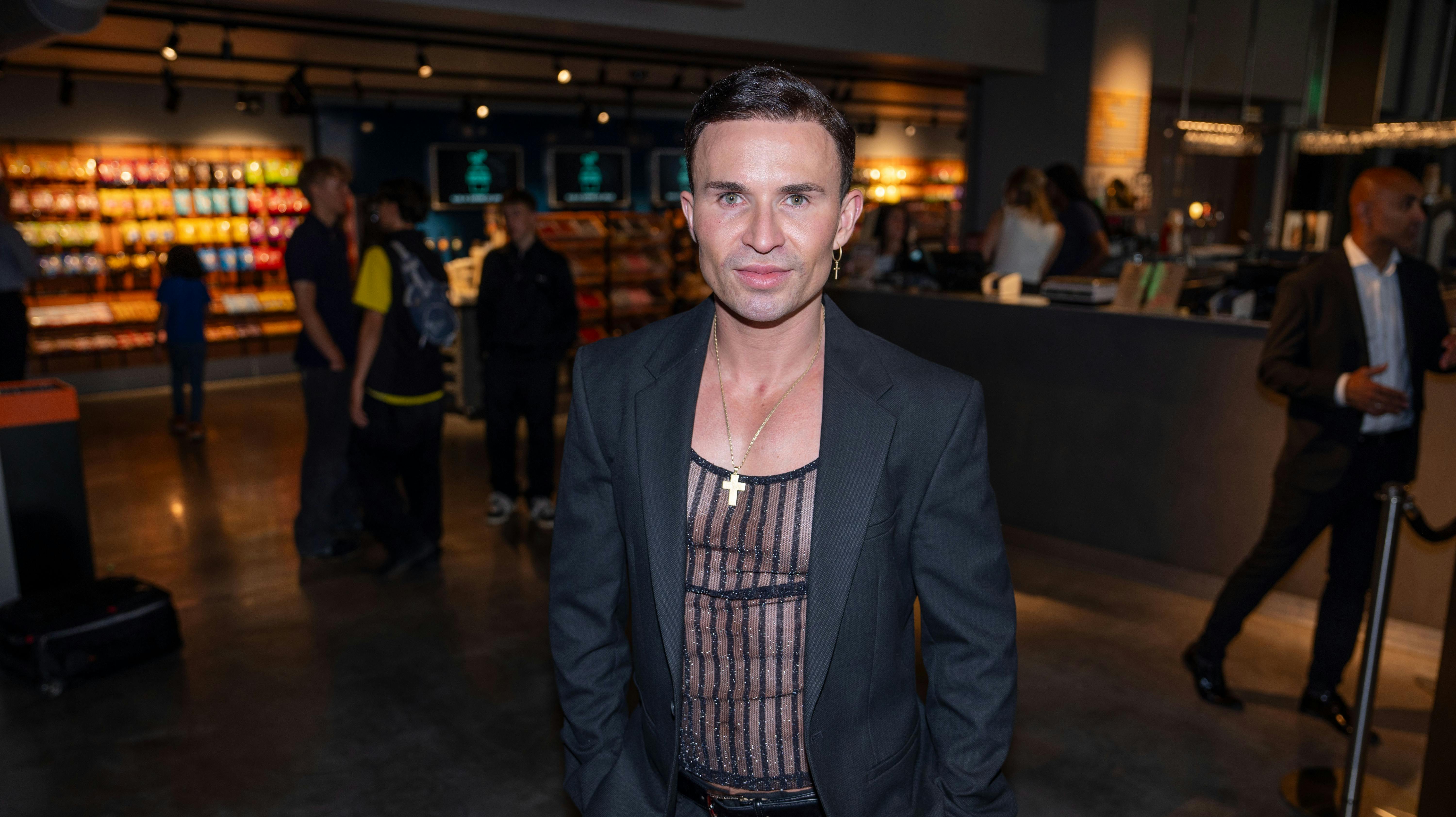 Premiere The BikeridersKlassisk rød løber. Straksbilleder ønskes. Jeg mødes med fotografen på stedet. Vi skal være der 17.45