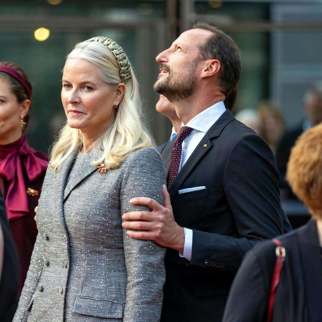 Mette-Marit har også en stor støtte i sin mand kronprins Haakon.