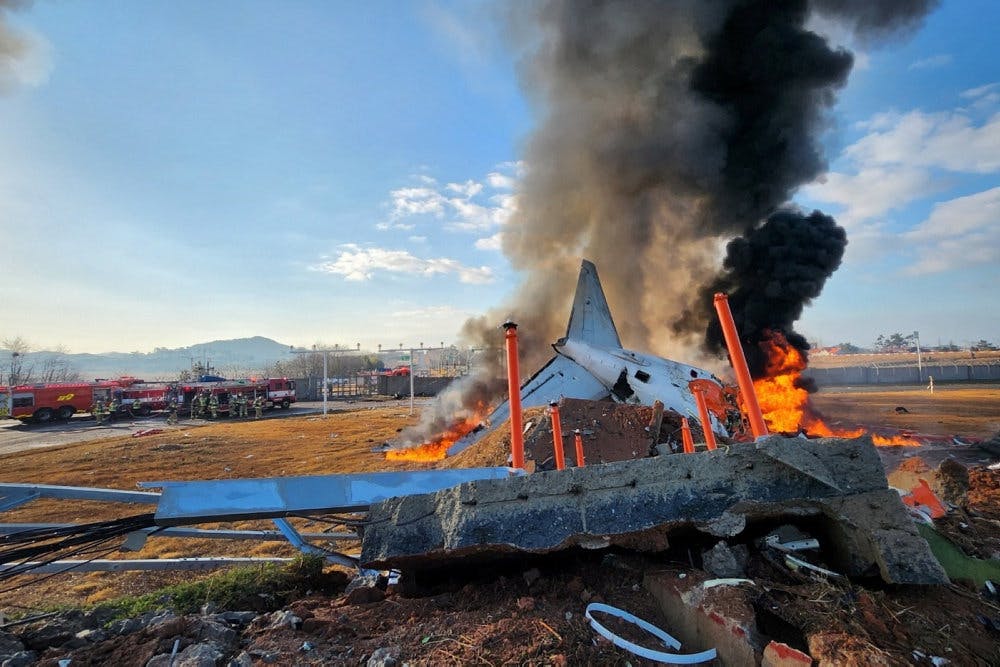 Mindst 120 personer meldes dræbt, efter at et fly forulykkede under en landing i Sydkorea og kørte ind i et hegn, hvor det øjeblikkeligt brød i brand. To besætningsmedlemmer er reddet ud af flyet i live. - Foto: Yonhap/Reuters&nbsp;