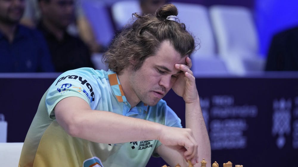 Magnus Carlsen mødte frem til VM i hurtigskak i jeans. Det kostede ham en diskvalifikation. - Foto: Kamran Jebreili/Ritzau Scanpix 