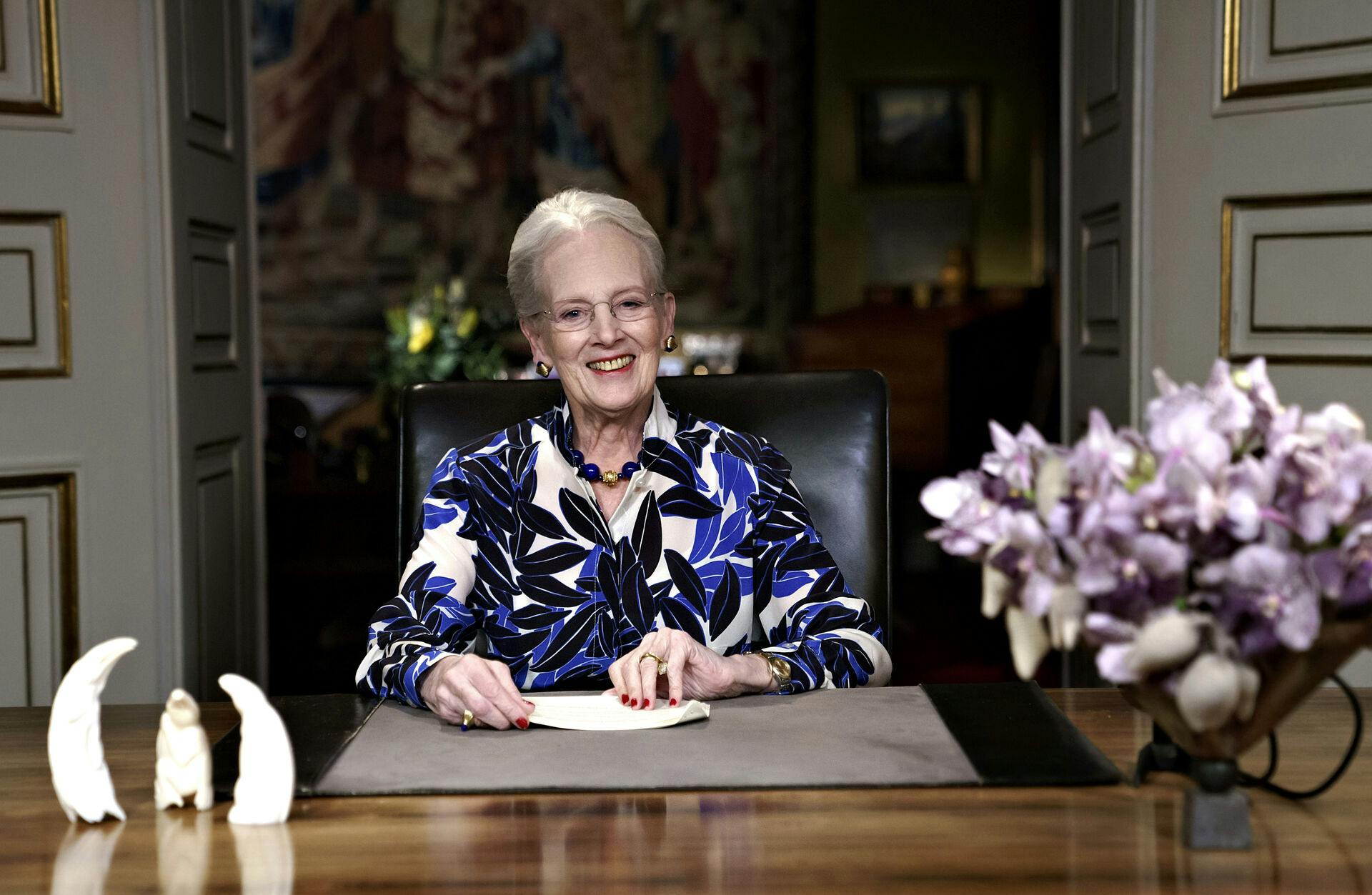 Dronning Margrethe under sin nytårstale i 2020. Her var det en smuk buket i lyserøde nuancer, der prydede bordet. 