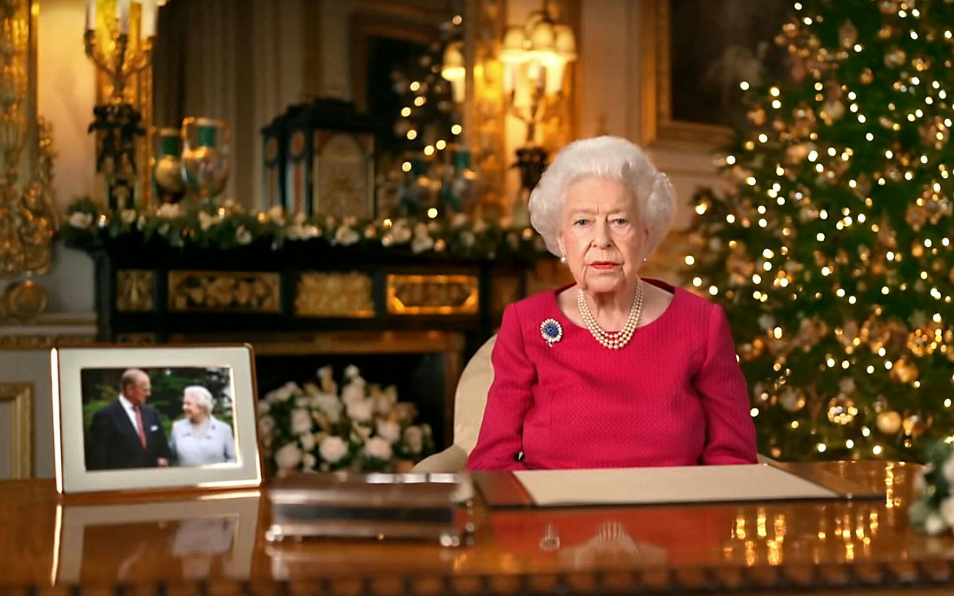 Både den afdøde dronning Elizabeth - og kong Charles - har personlige billeder stående under den årlige julehilsen. Her ses dronning Elizabeths julebord under 2022, hvor hun havde et billede af sin afdøde mand, prins Philip, stående.