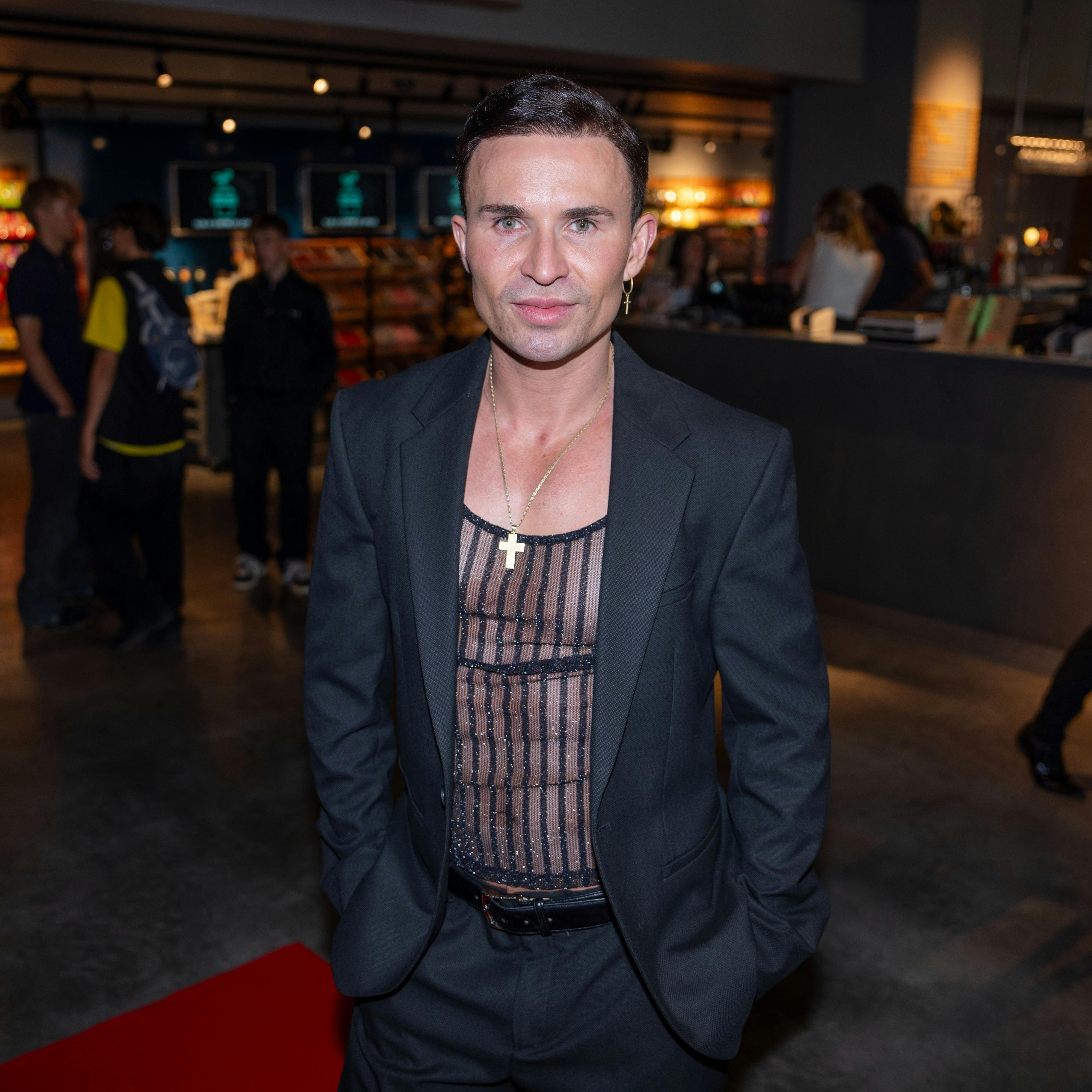 Gustav Salinas er atter single.