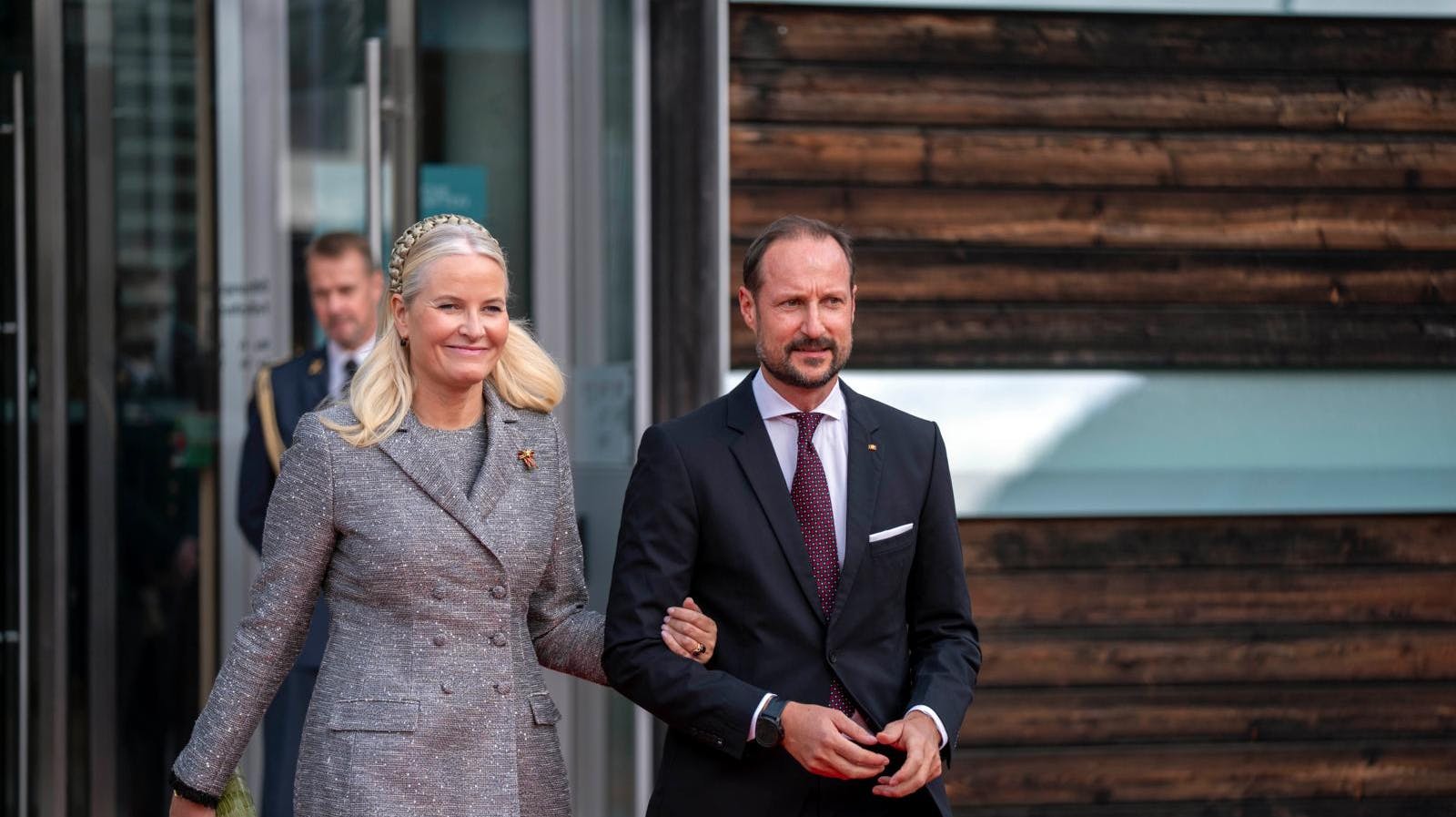 Hvor meget vidste de? Det er fortsat spørgsmål, som de norske medier langsomt men effektivt finder nye svar på.