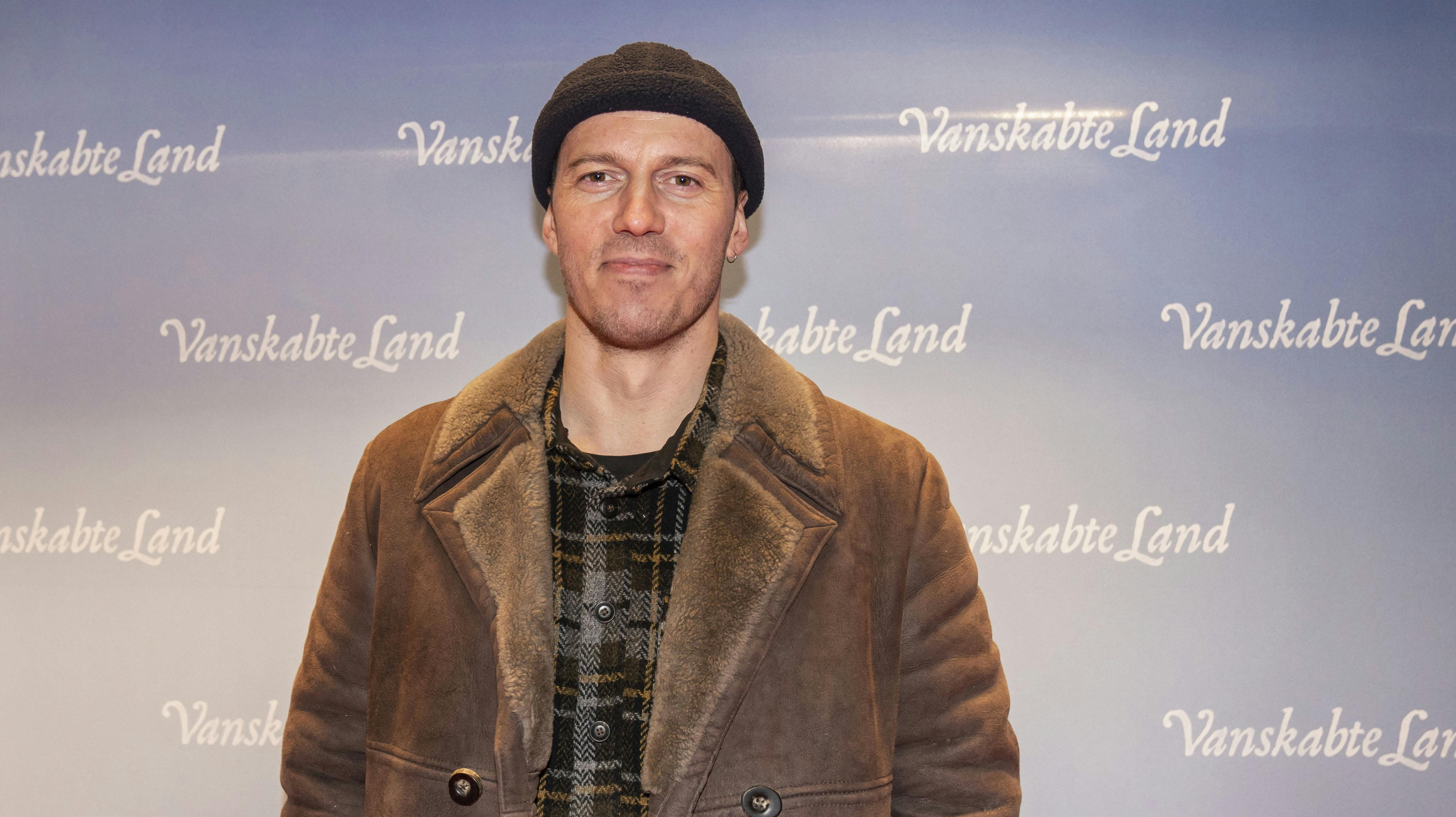 Simon Sears er blevet far for tredje gang. Det fortæller skuespilleren på Instagram. Denne gang til en lille pige.