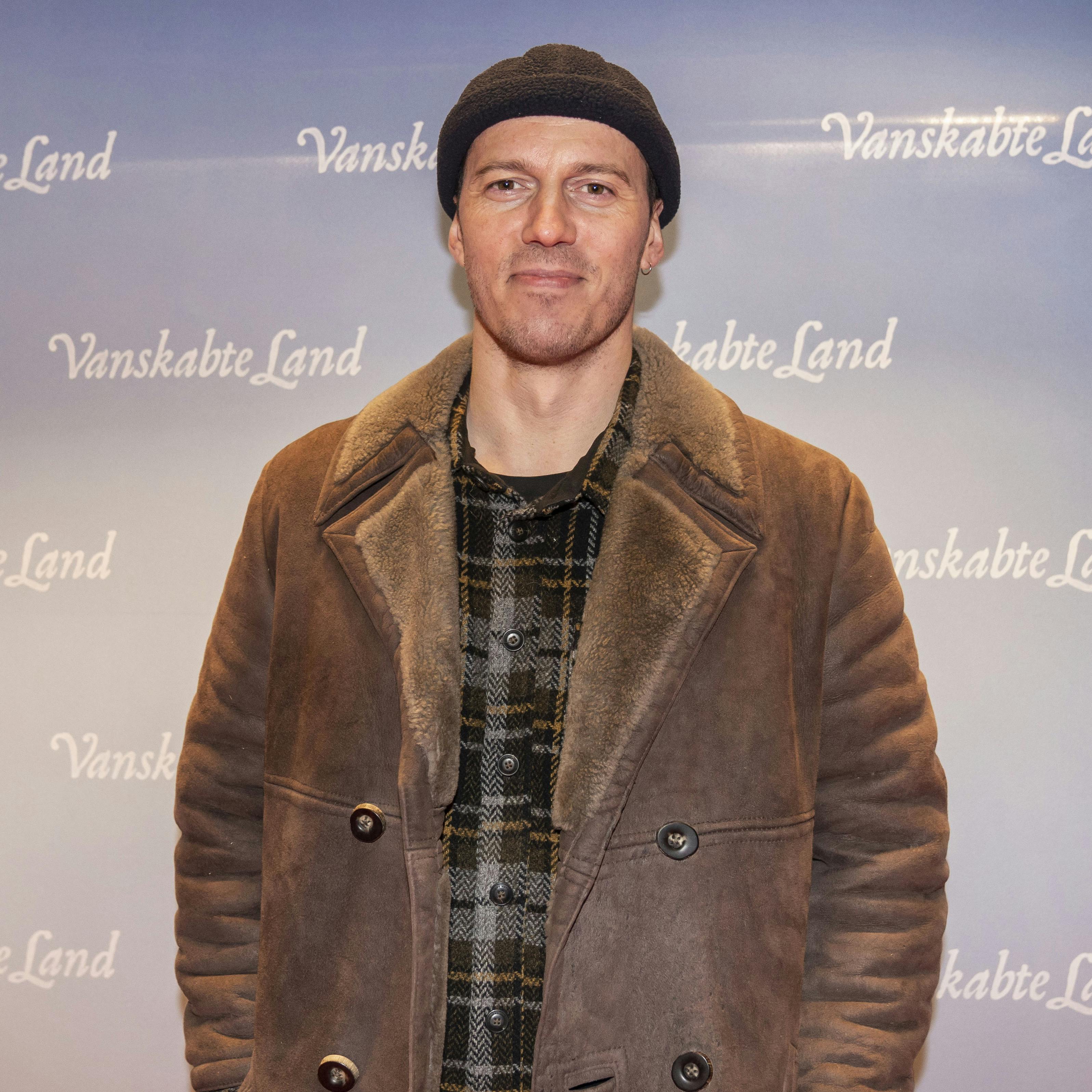 Simon Sears er blevet far for tredje gang. Det fortæller skuespilleren på Instagram. Denne gang til en lille pige.