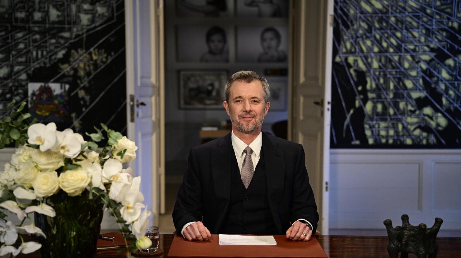 Kongen har al mulig grund til at smile efter talen - den blev leveret med stor personlig stil og charme. Og modtaget med jubel af de mange danskere på slotspladsen.