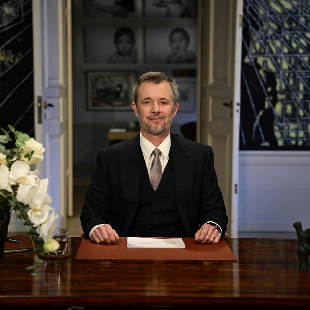 Kongen har al mulig grund til at smile efter talen - den blev leveret med stor personlig stil og charme. Og modtaget med jubel af de mange danskere på slotspladsen.