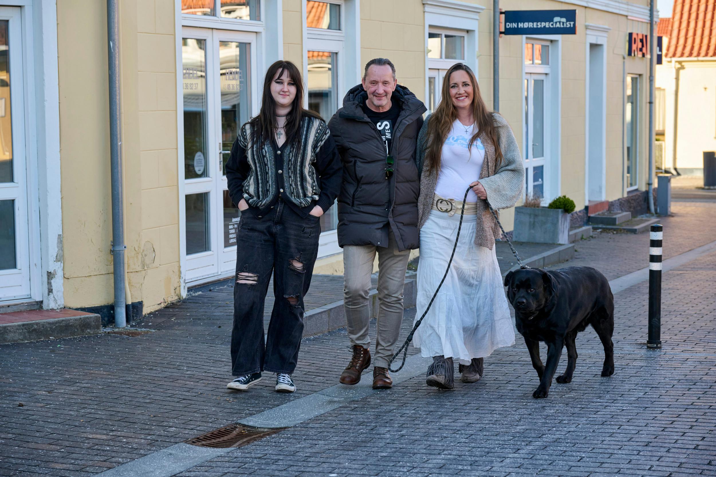 – Det gode ved at blive ældre er, at jeg ikke længere spilder tiden. Tid er blevet en vigtig faktor for mig, siger Skibby, som nyder at gå ture med sin familie og hunden Jacks.