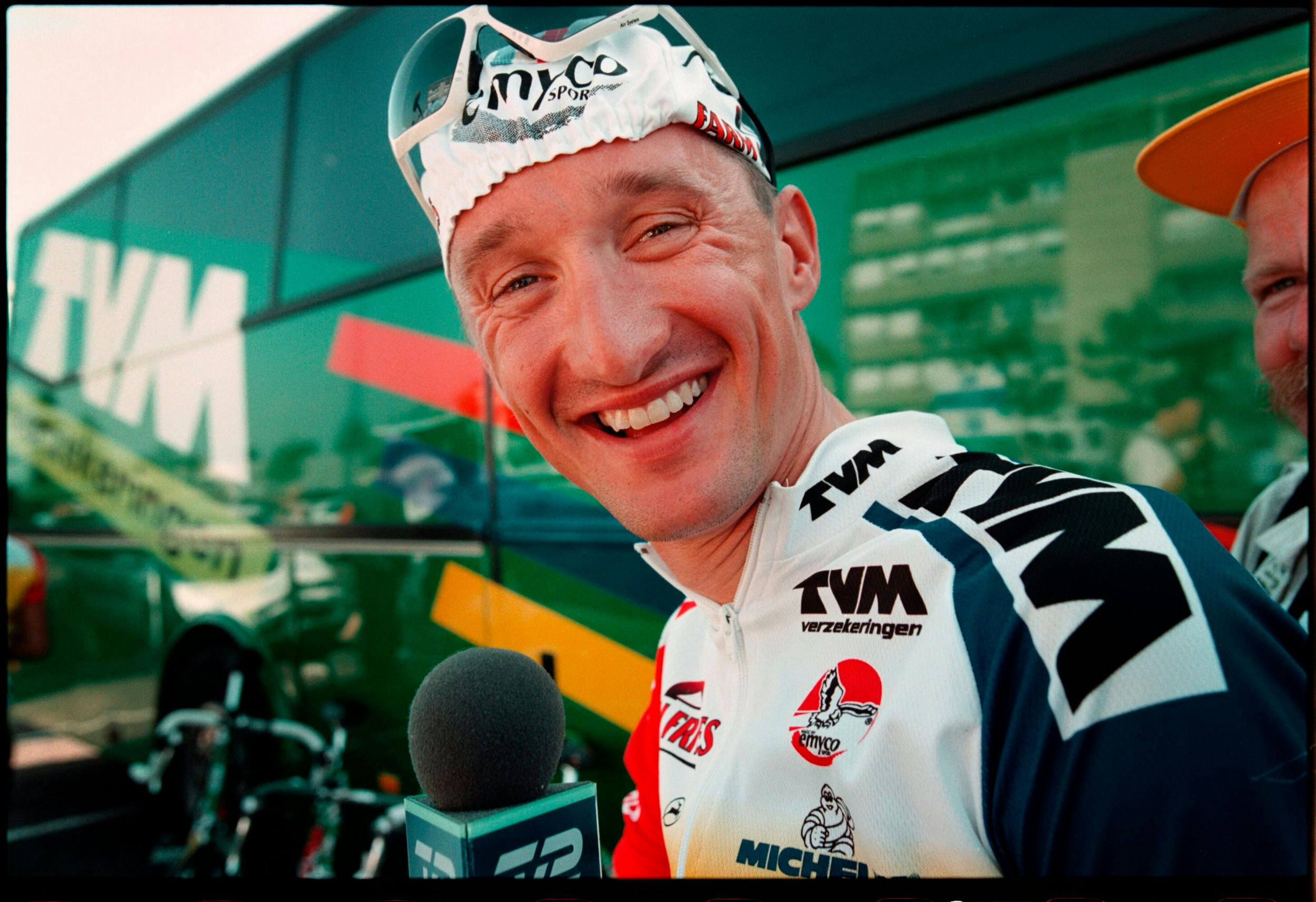 Da han kørte professionelt cykelløb, blev Skibby hurtigt en folkekær kæledægge. Her under Tour de France i 1997.