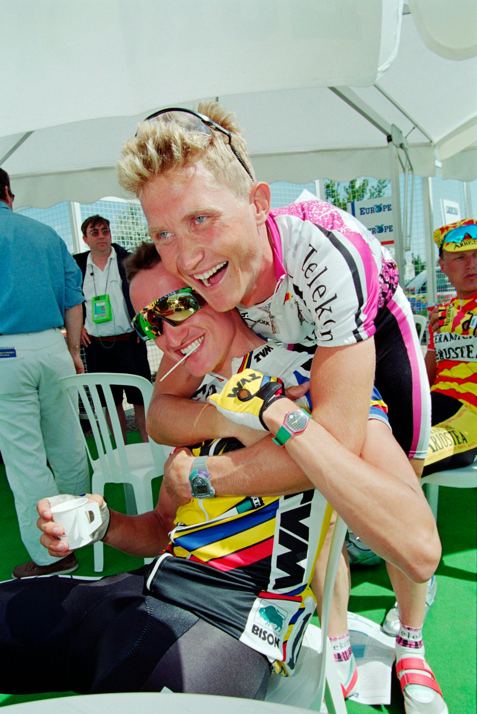 Jesper Skibby og Brian Holm, 61, har for nylig været i Spanien for at cykle sammen – her pjatter de to venner inden starten på 6. etape i Tour de France i 1993.