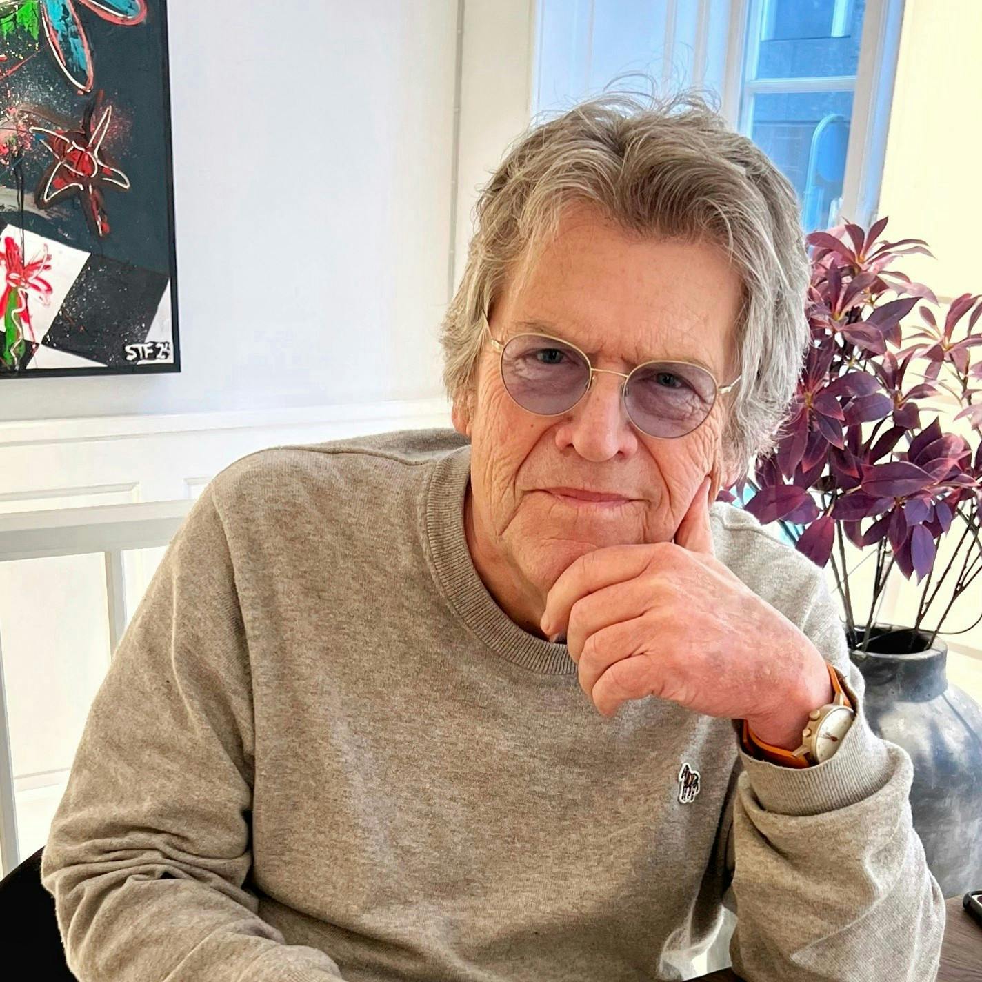 Kreativiteten kommer nu ud med pen og pensel: – Det er en afløsningen for musikken. Det er hamrende sundt. Men det er også en god måde at komme væk fra sig selv på. Det er skønt, siger Niels Olsen, der populært bliver kaldt Noller.