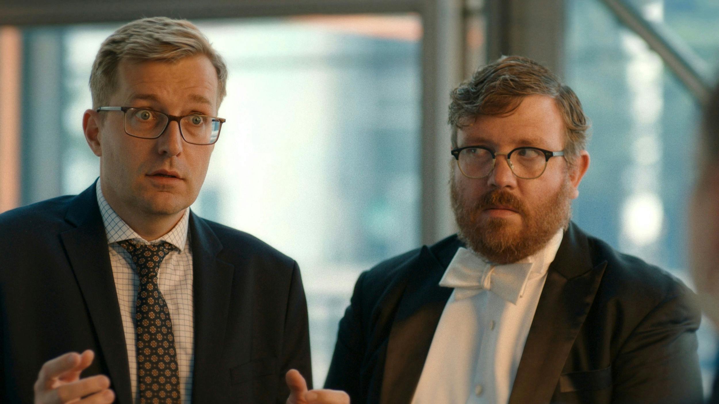 De to venner har de bærende roller i komediedramaserien ”Orkestret”, hvor Rasmus spiller lederen af det fiktive symfoniorkester Jeppe Nygren, mens Frederik spiller klarinettisten Bo Høxenhaven.